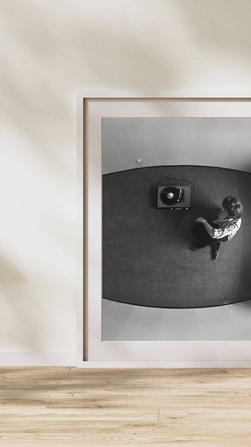 Photo aérienne d'un homme avec un tourne-disque, 1976