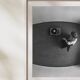 Photo aérienne d'un homme avec un tourne-disque, 1976