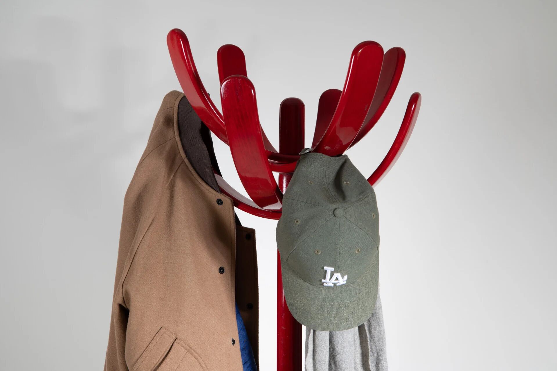 Porte-manteau italien de Mauro Pasquinelli en bois laqué rouge, années 1960