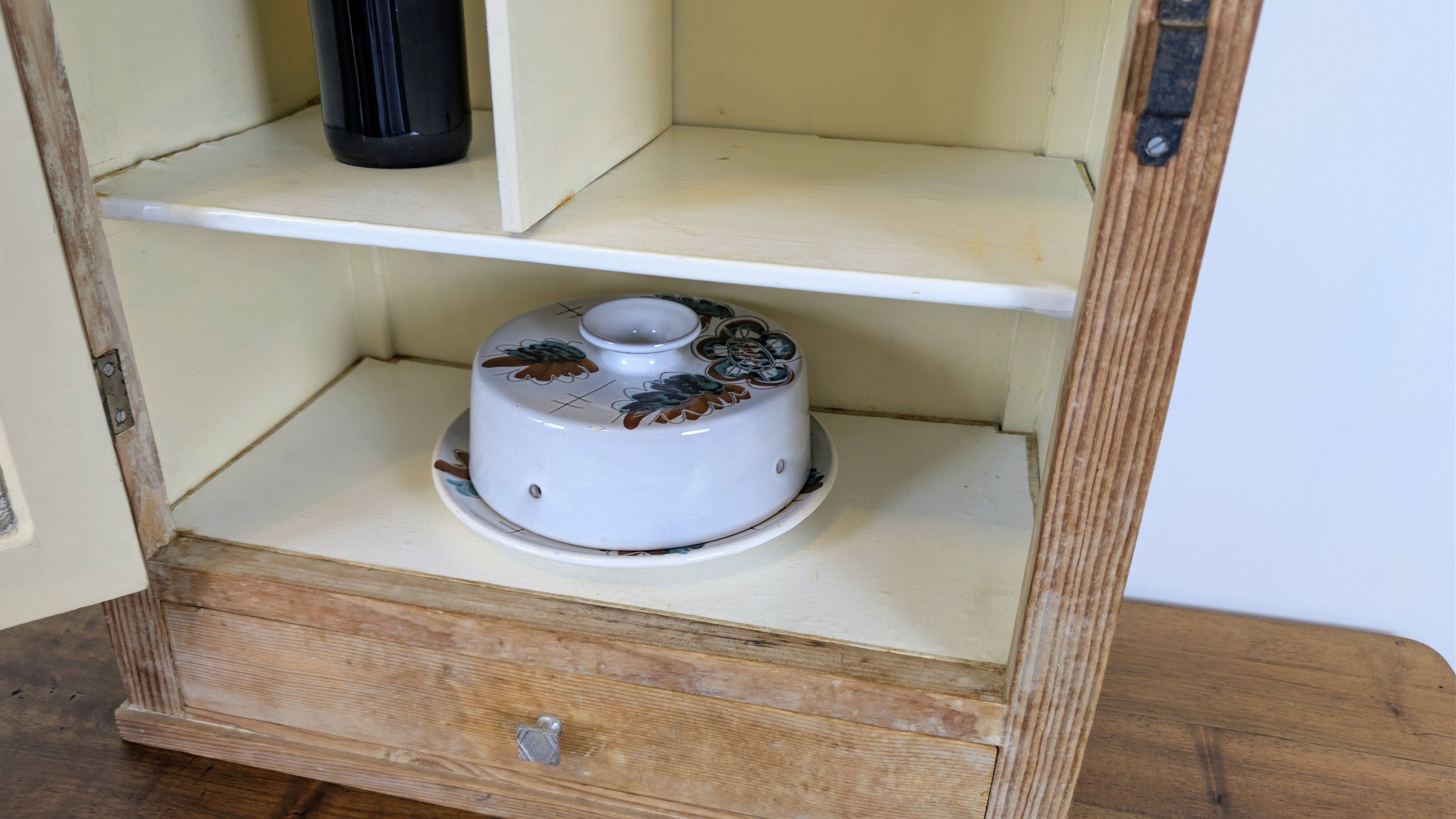 Vintage cheese service in ceramic with floral decoration from the 70s.