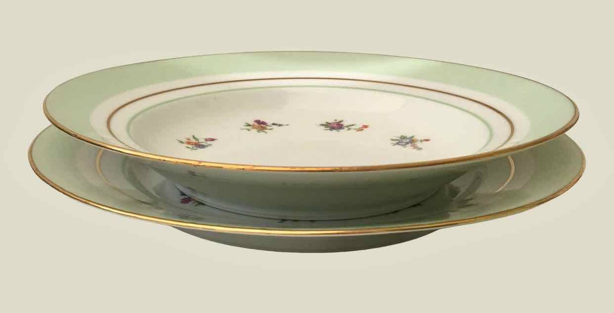 Service of 18 porcelain plates for 6 people