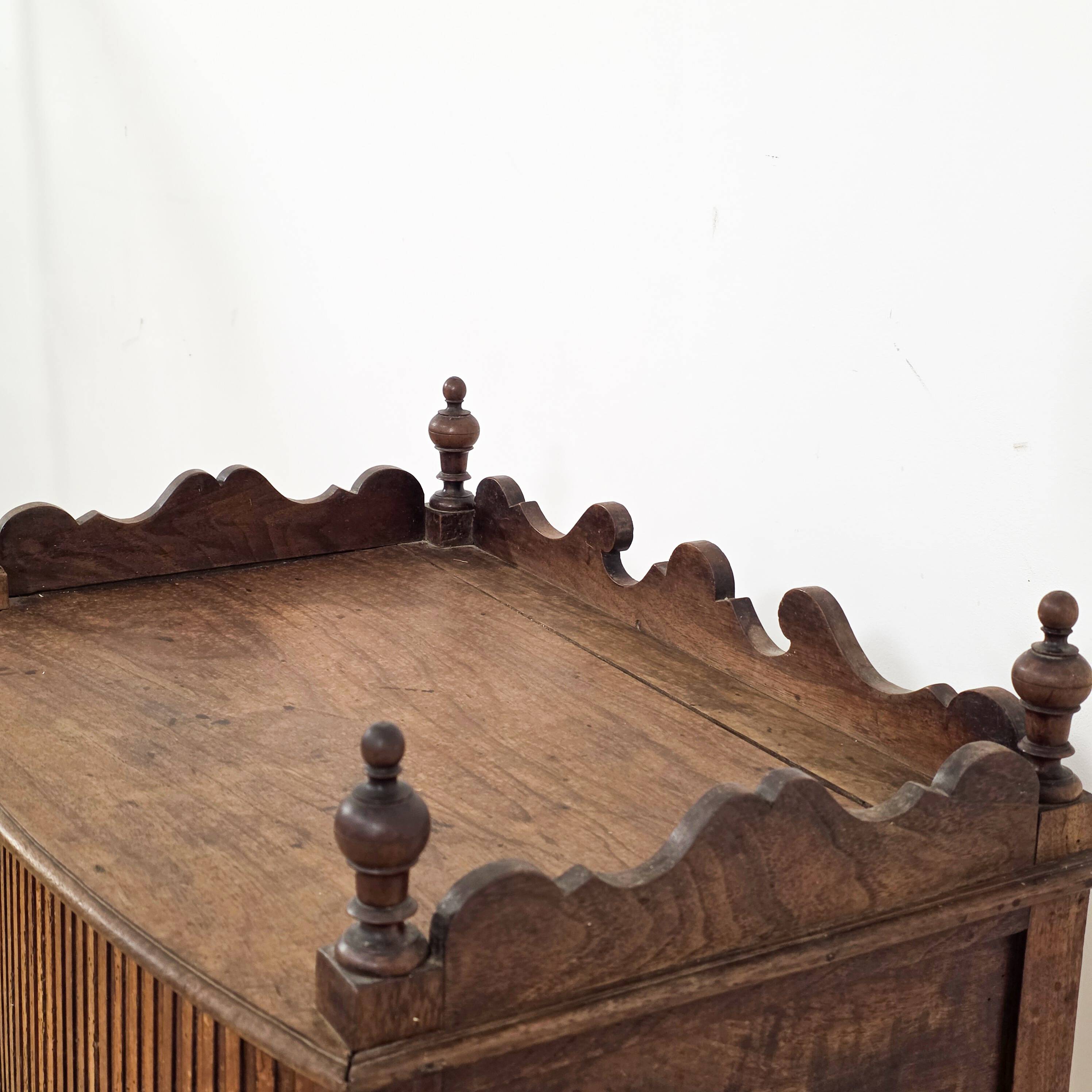 Meuble rideau ancien en noyer – fin XIXe siècle