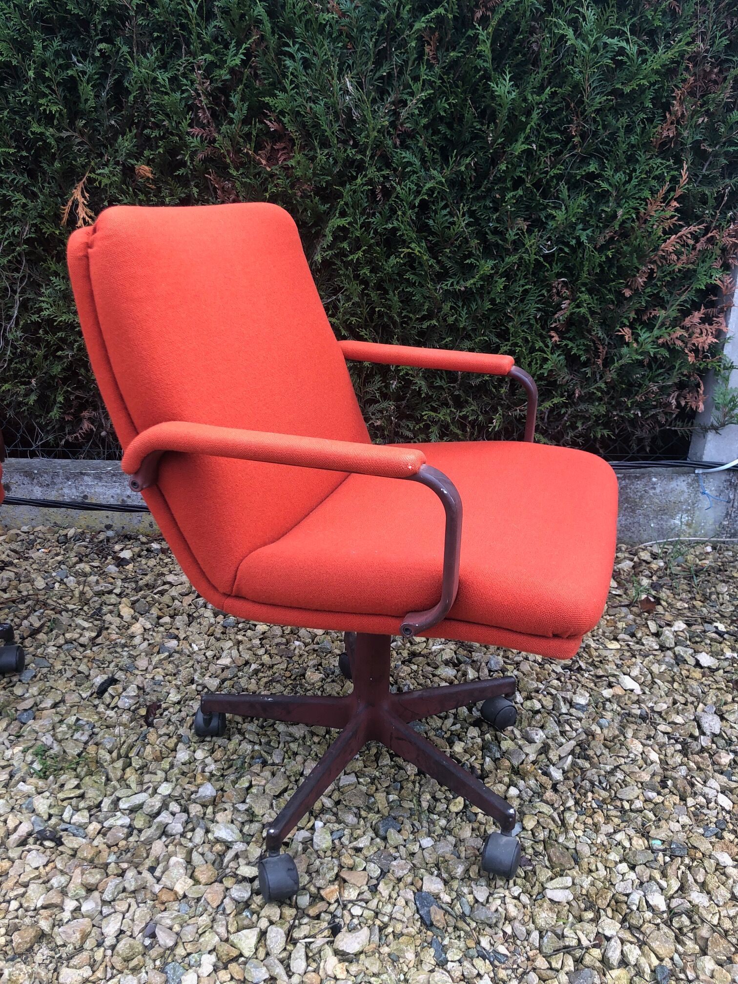 Pair of armchairs by Harcourt Geoffrey for Artifort