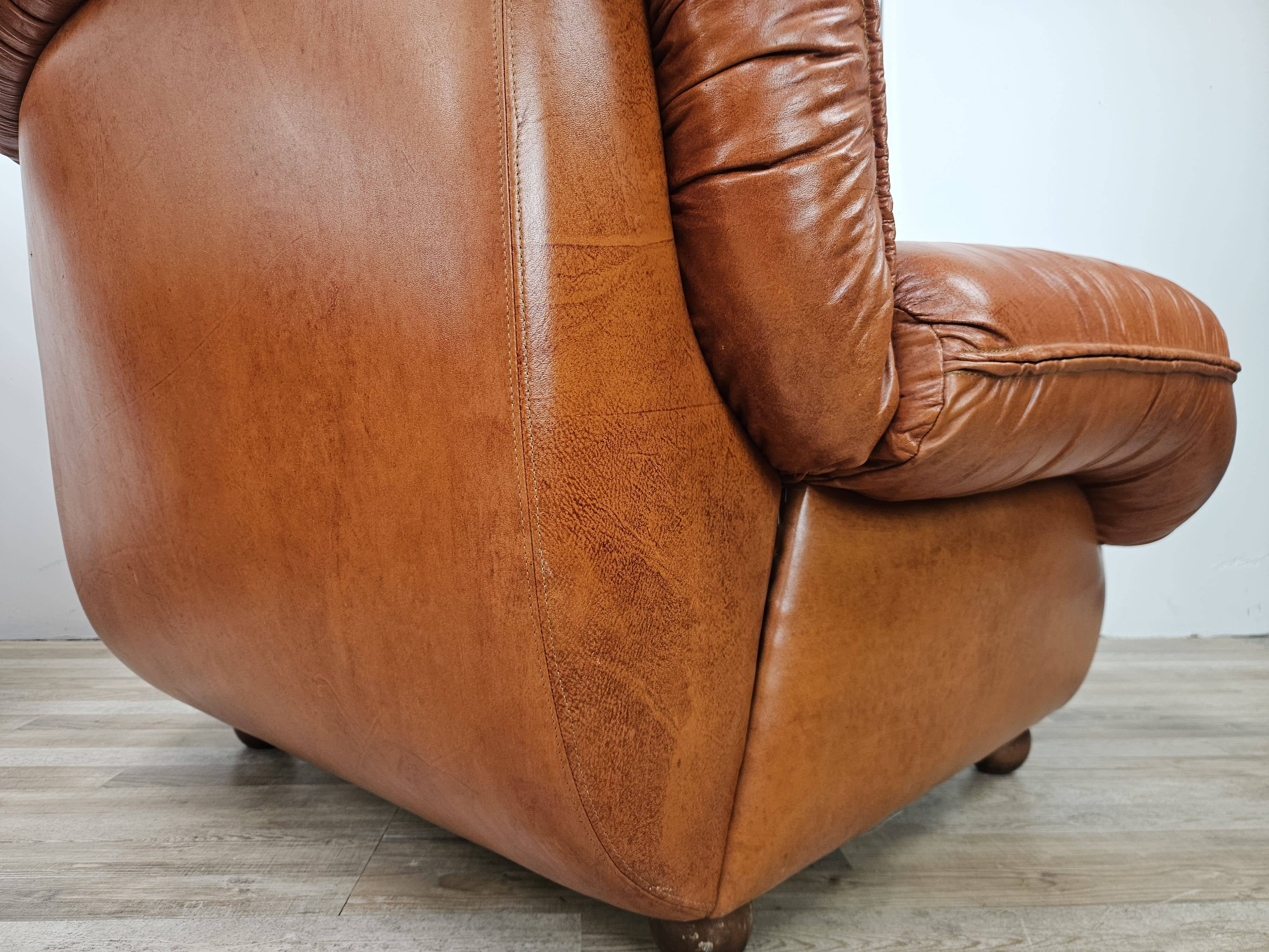 2 fauteuils en cuir cognac, années 1970