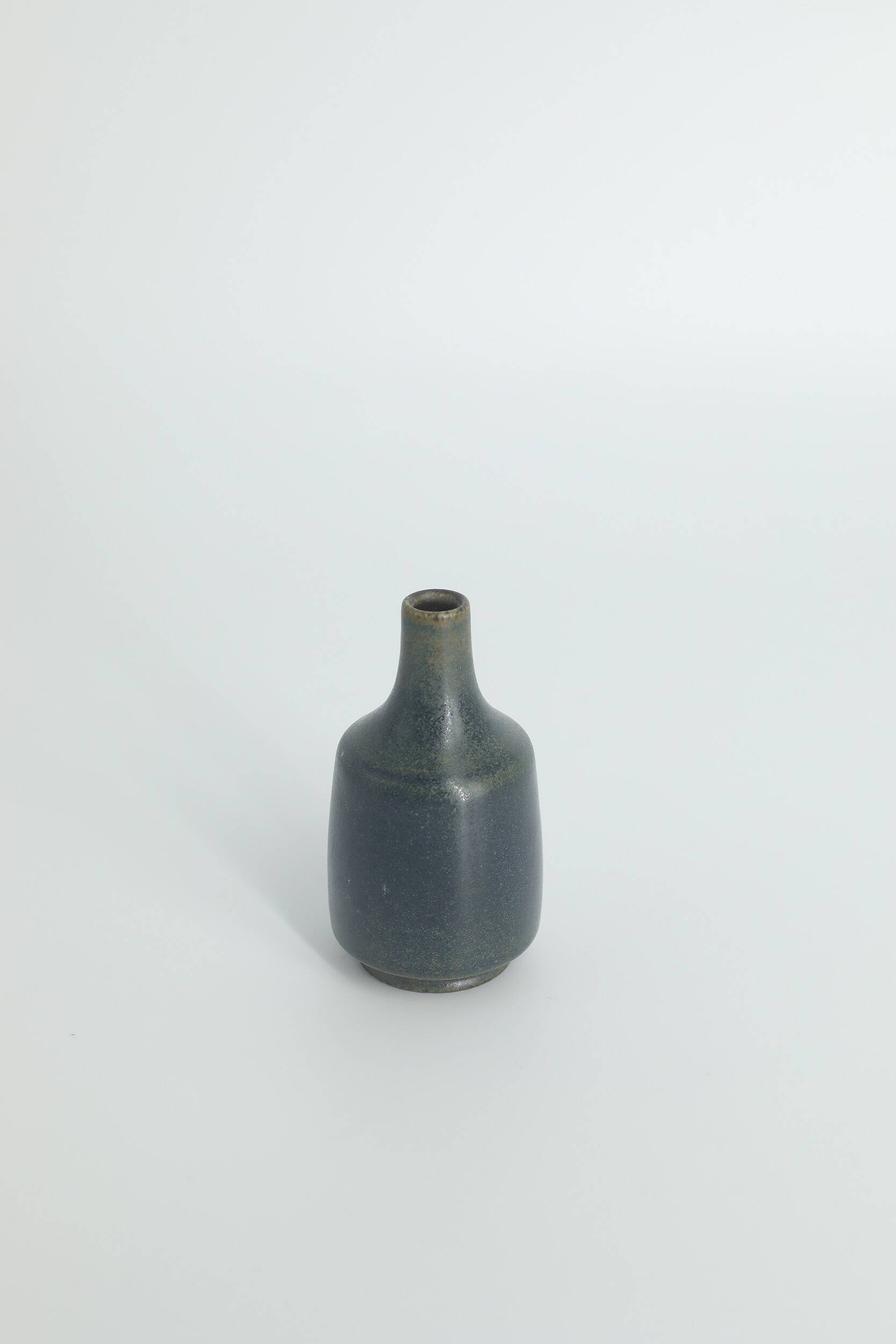 Set of 4 Mid-Century Scandinavian collectible vases in blue and brown stoneware by Gunnar Borg.