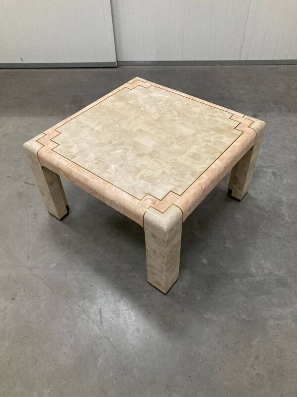 Table basse en marbre tessellé des années 80, blanc cassé et saumon avec du laiton
