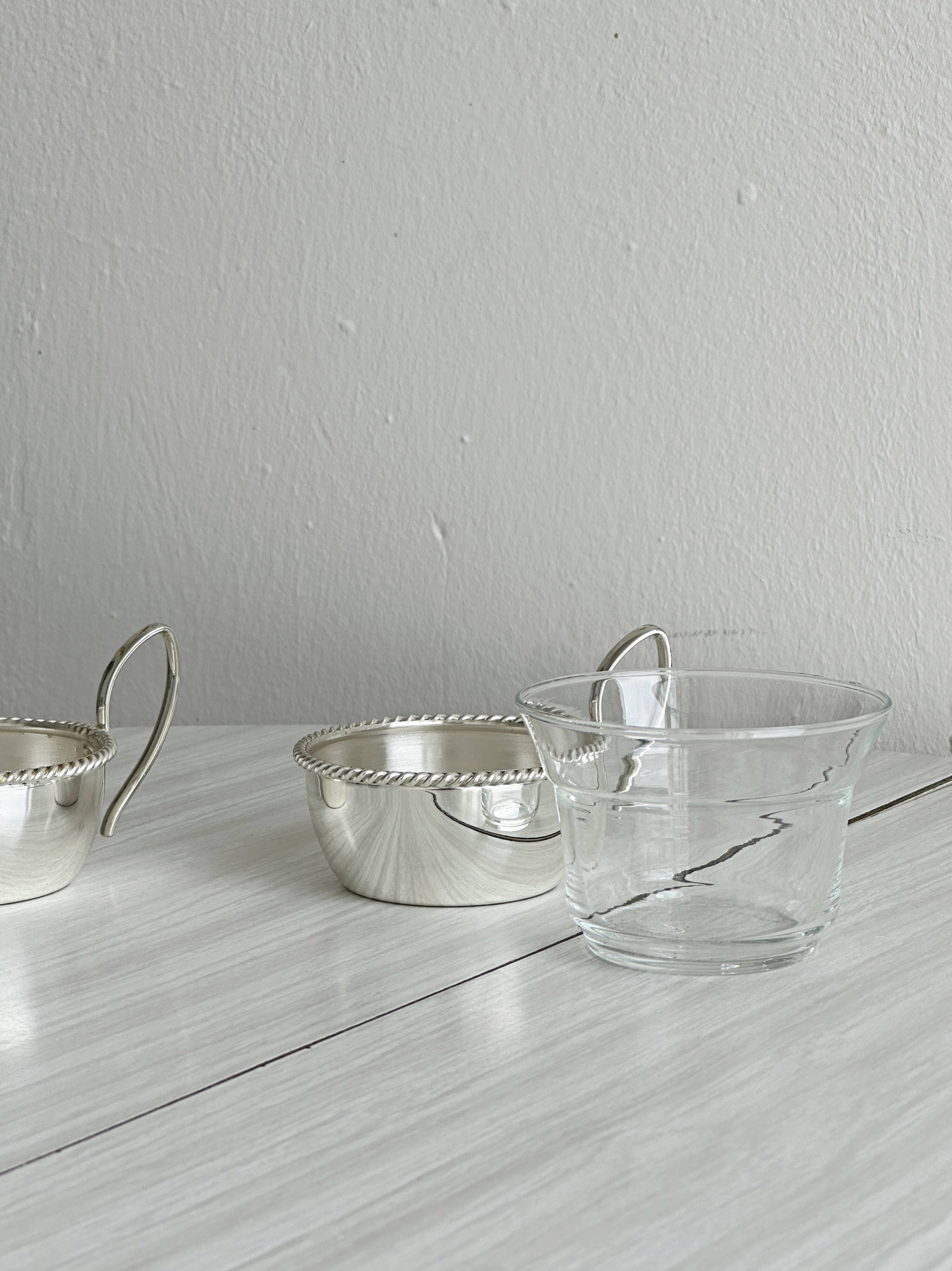 Paire de tasses en métal blanc léger