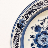 Vintage '80 decorative handmade plate from the Royal Manufactory in Delft. In good condition.