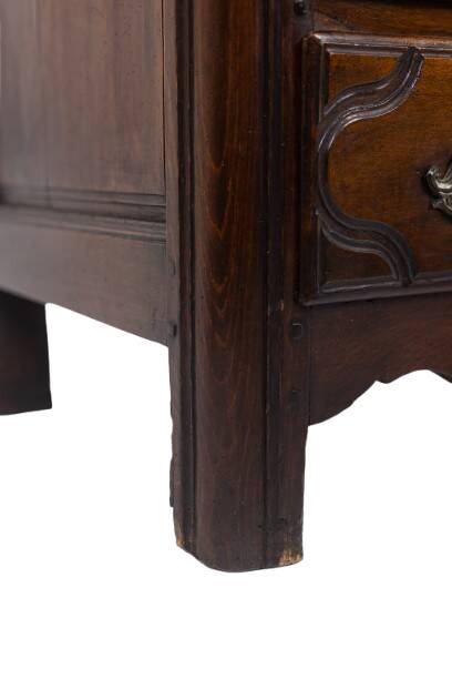 Parisian chest of drawers with 5 drawers, made of solid walnut, from the Louis XIV period.