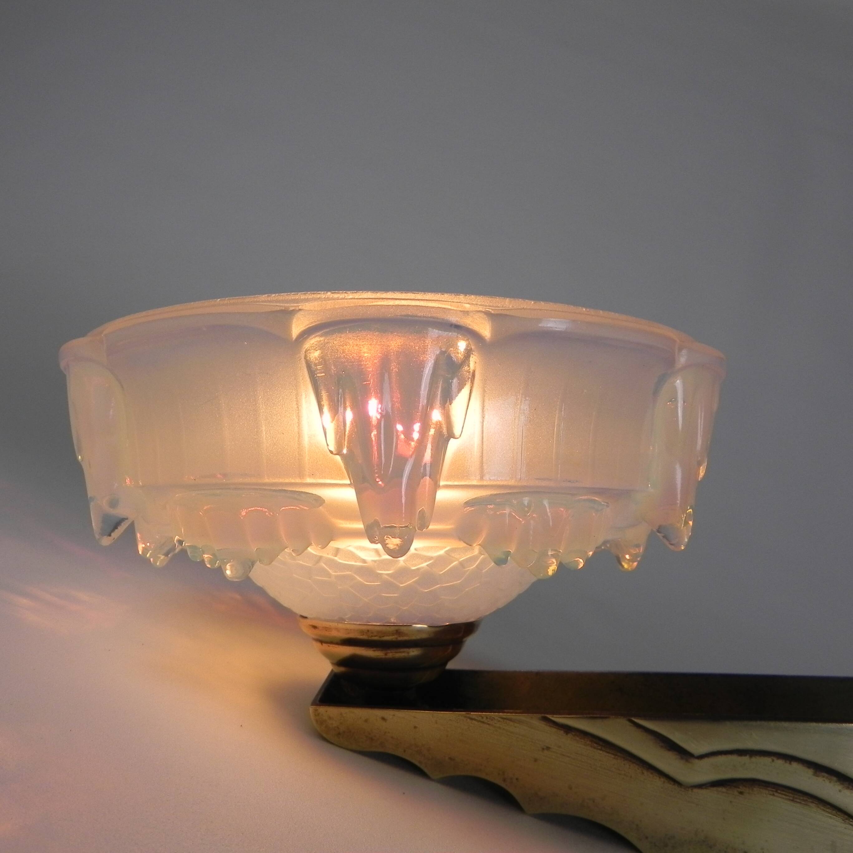 Art Deco wall lamp in opalescent glass, 1930s