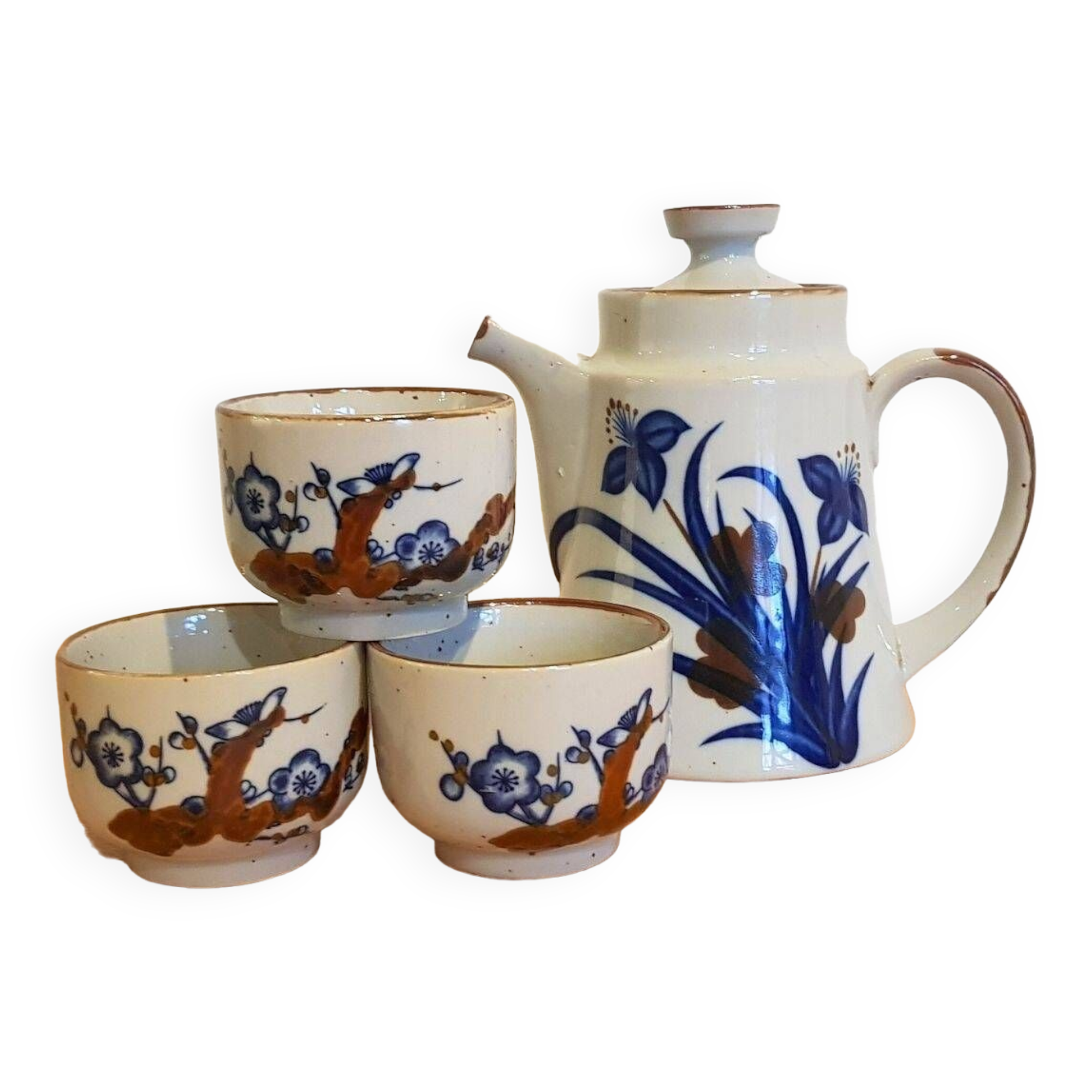 Japanese teapot and its 3 cups