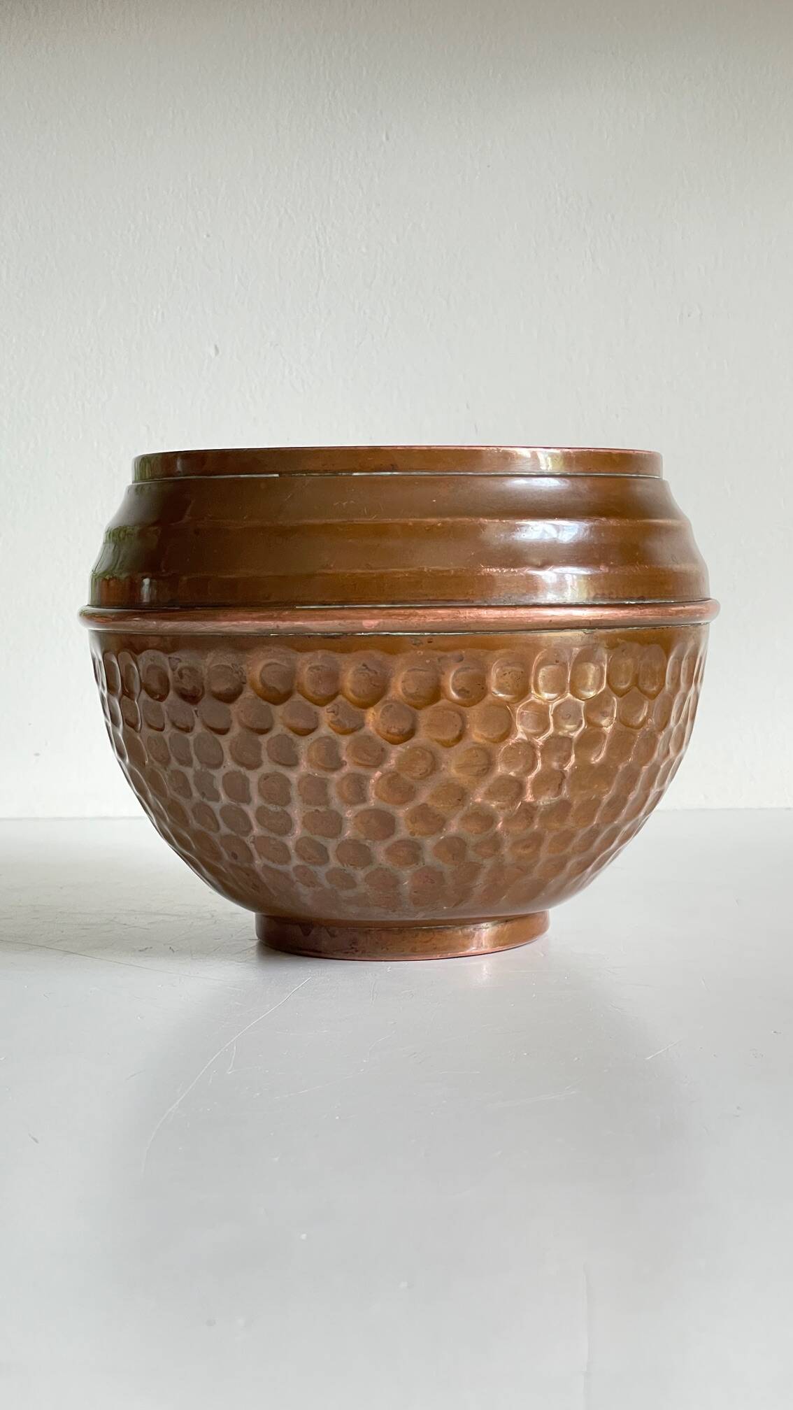 Cache-pot par Villedieu cuivre à patine vintage