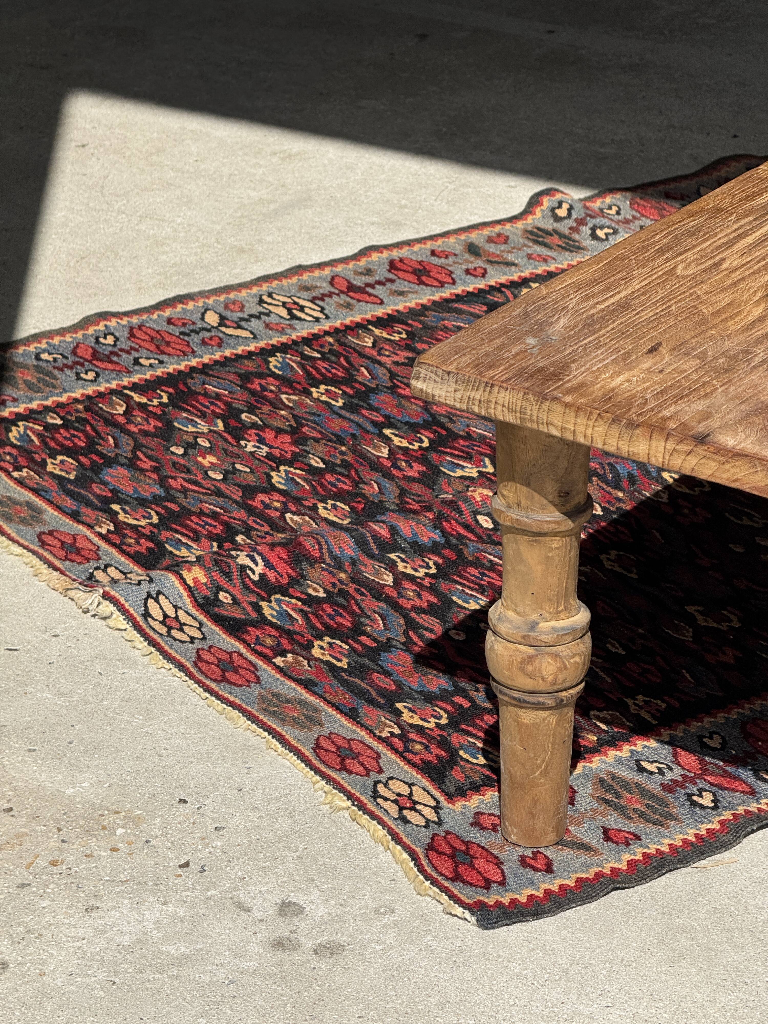 Brown Indonesian teak coffee table, with a border and cylindrical legs H40 L103.