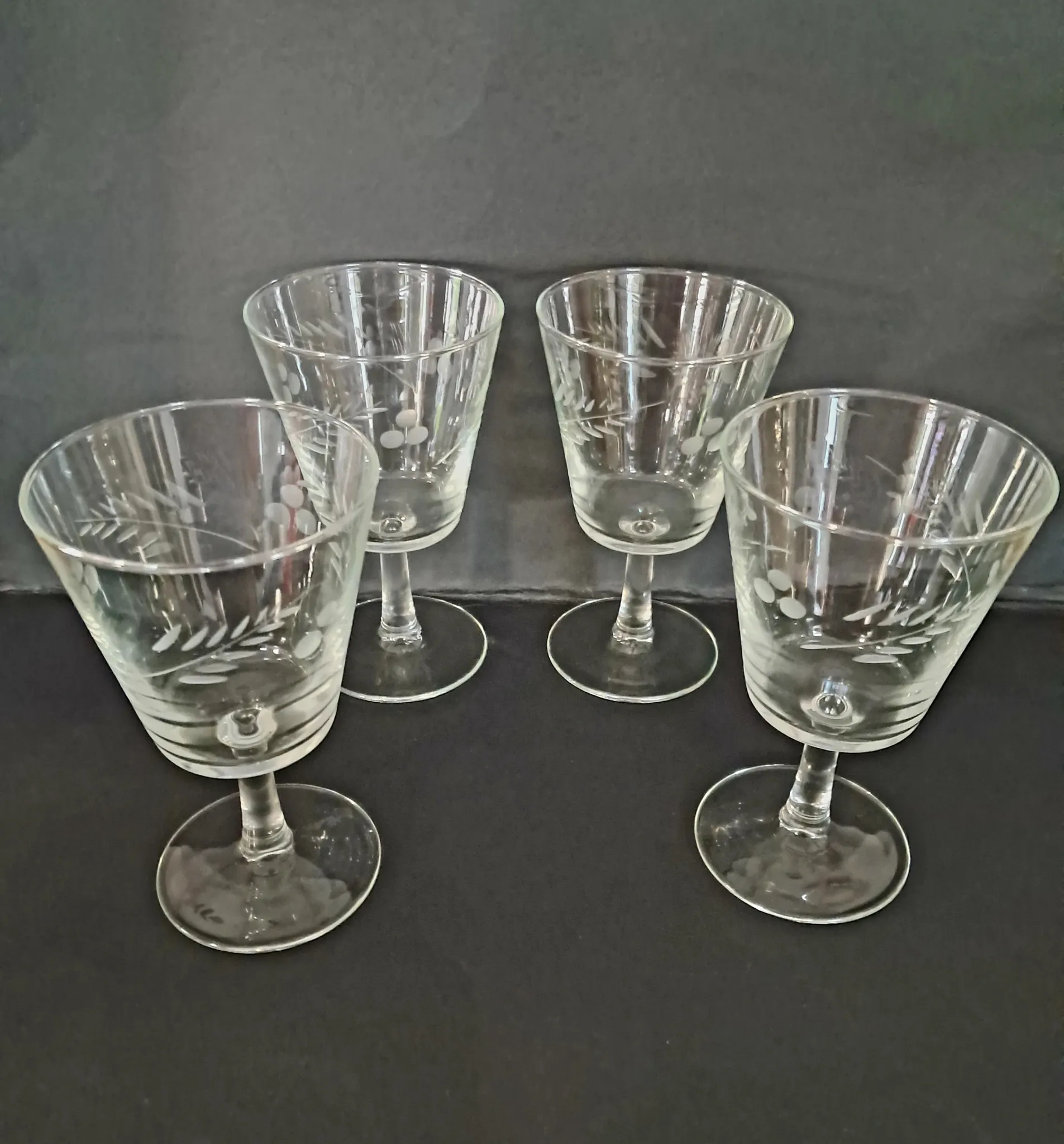 4 engraved wine glasses from the 1960s