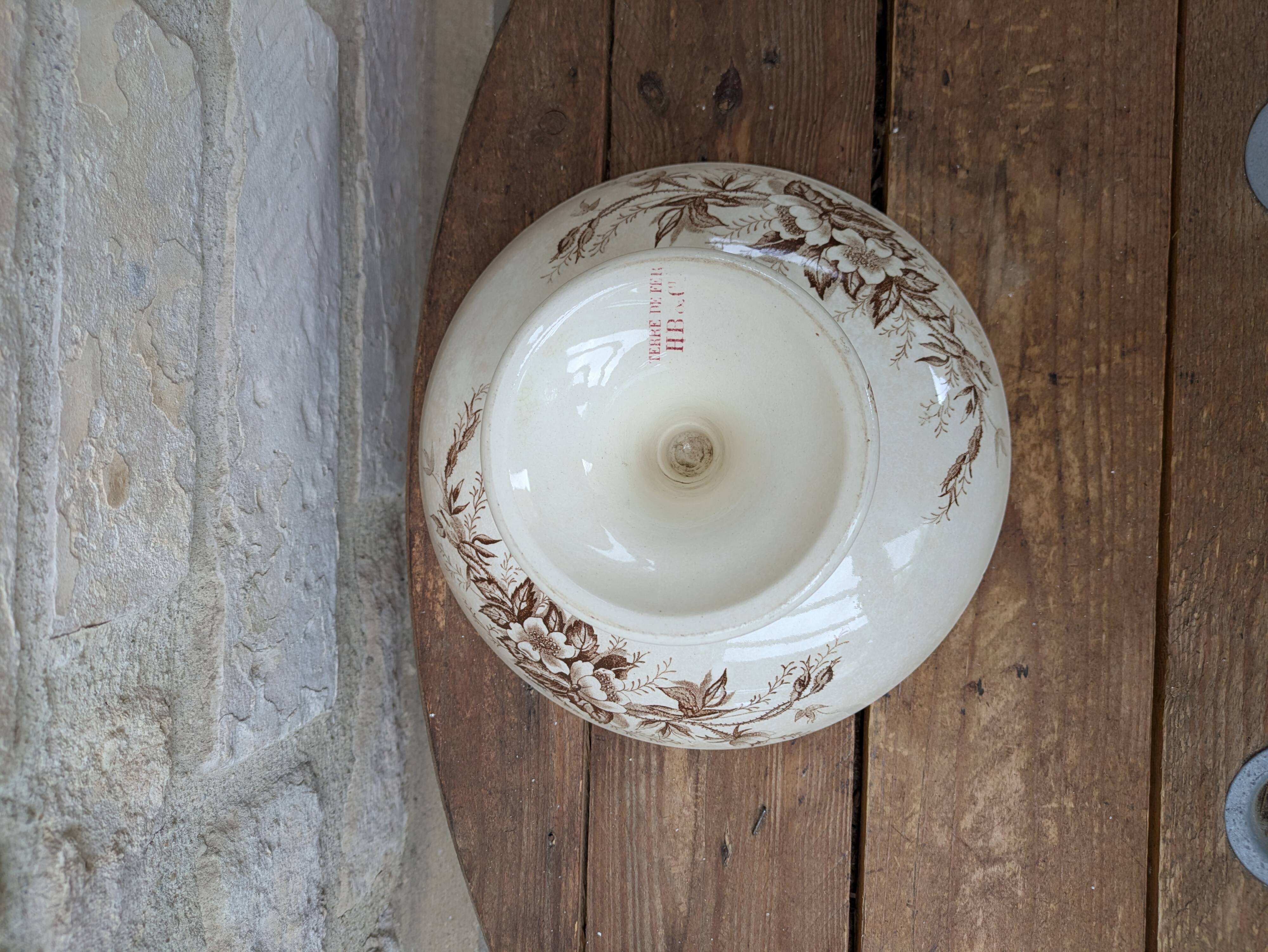 Flat serving compote dish in Terre de Fer HB & Cie with brown floral decoration.