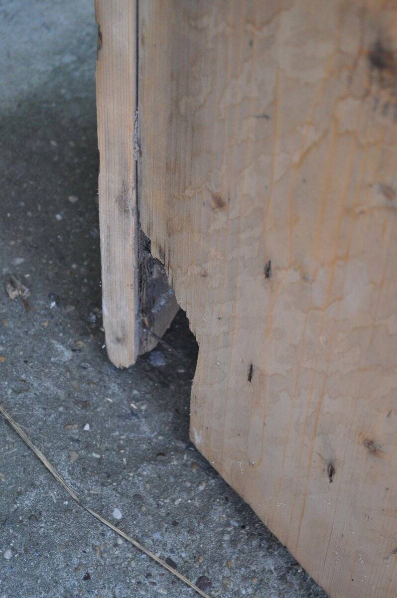 Large whitewashed wooden trench, solid driftwood, 1940s farmhouse style.