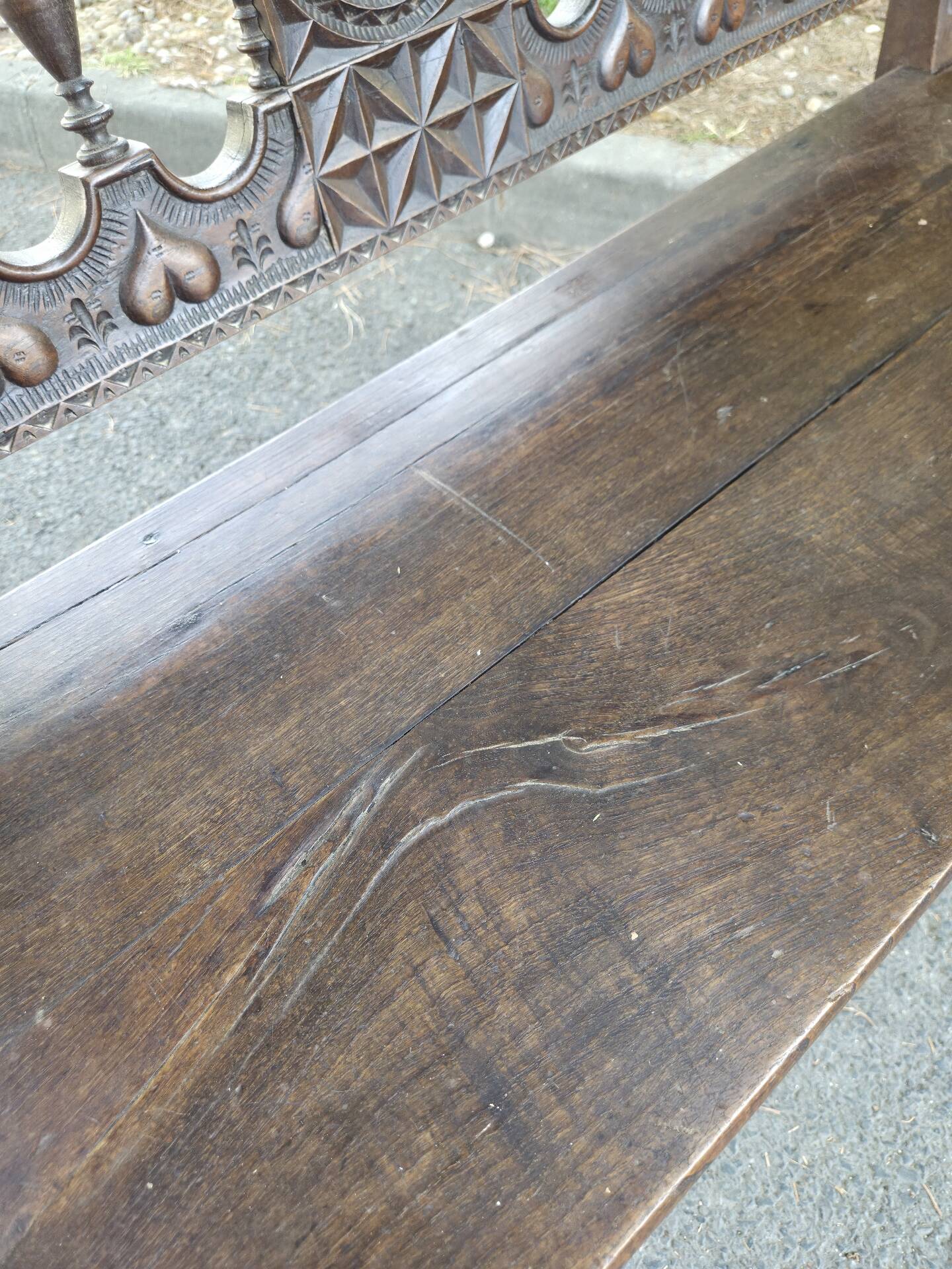 Paire de bancs en bois sculpté