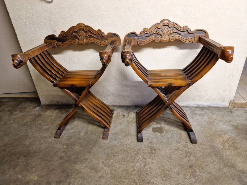 Pair of curule chairs known as Savonarole chairs - In carved wood