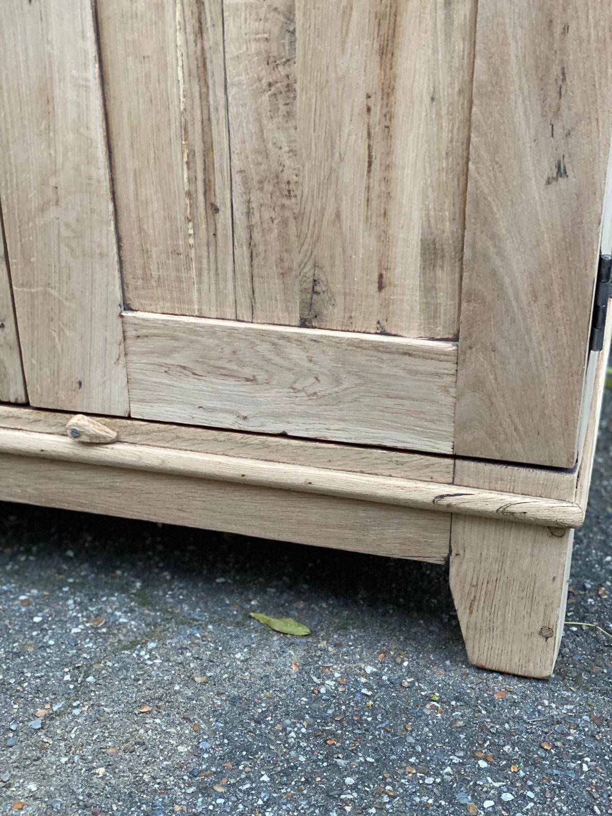 Armoire de ferme rénovée en chêne massif brut du 19ème