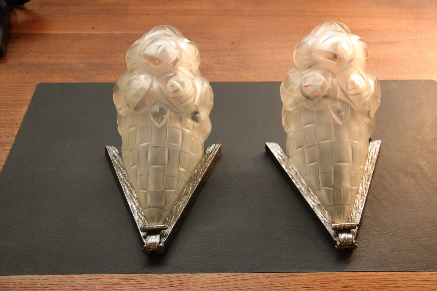 Pair of art deco glass wall lights signed dégue, hammered wrought iron.