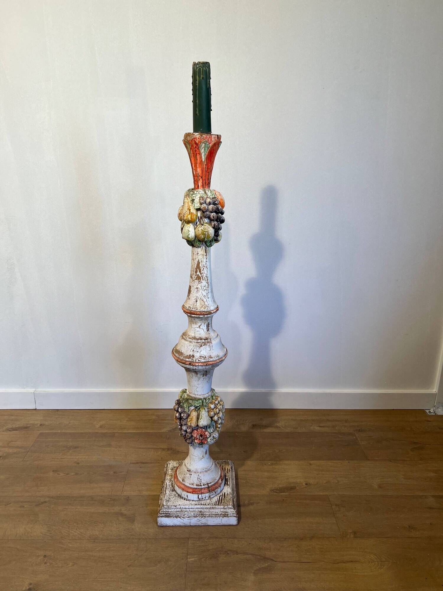 Lampadaire Balustre en Bois Sculpté Polychrome à Grappes de Fruits. Travail