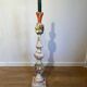 Lampadaire Balustre en Bois Sculpté Polychrome à Grappes de Fruits. Travail