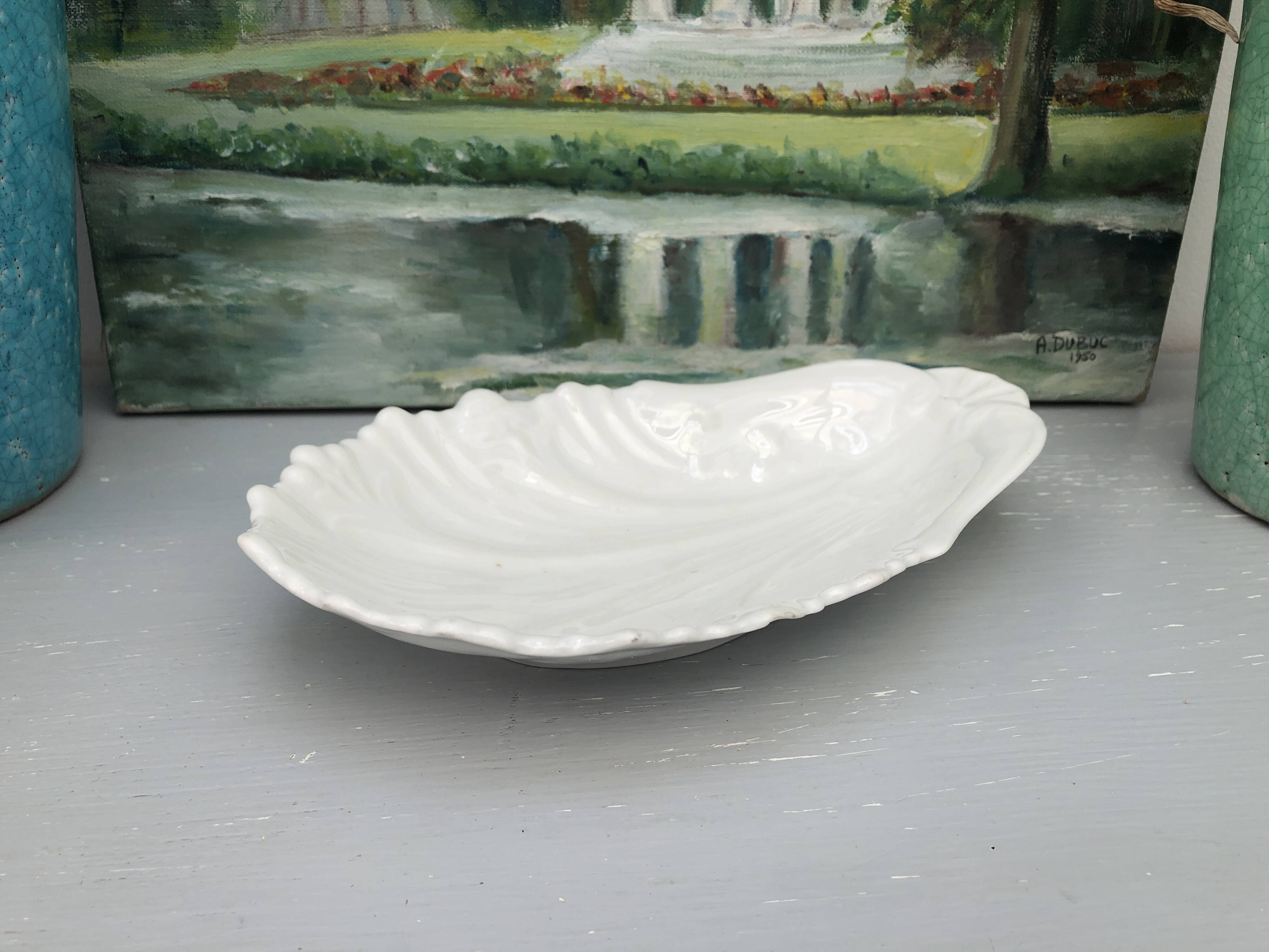 Scallop-shaped pocket emptier