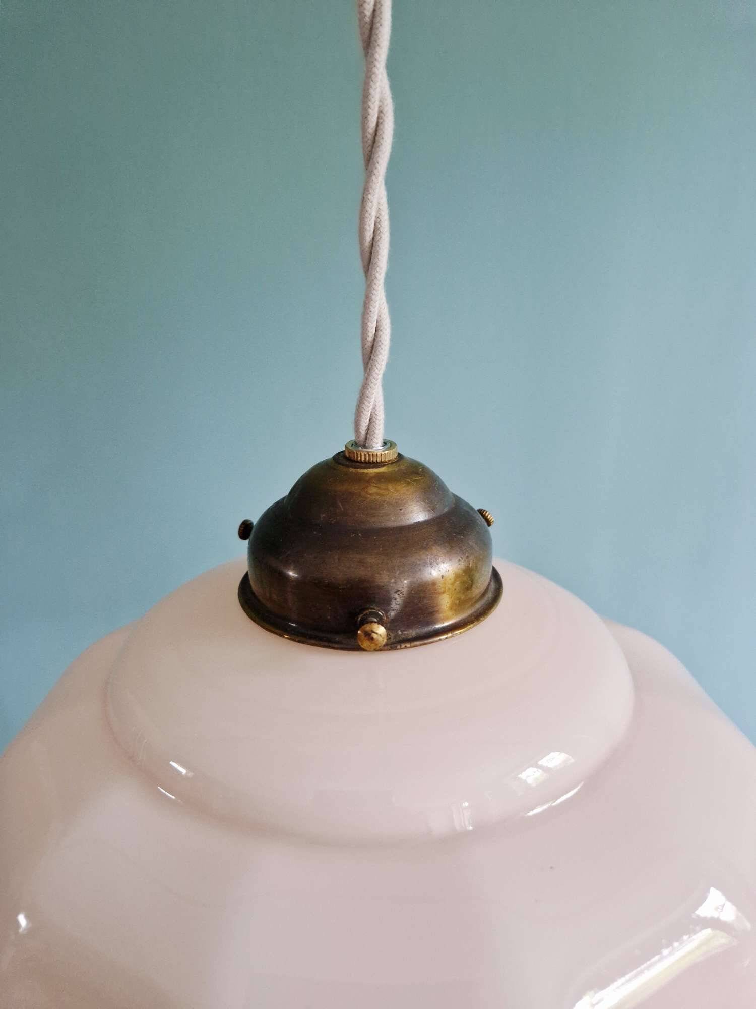 Duo de suspensions en opaline festonnée rose, années 1920-30