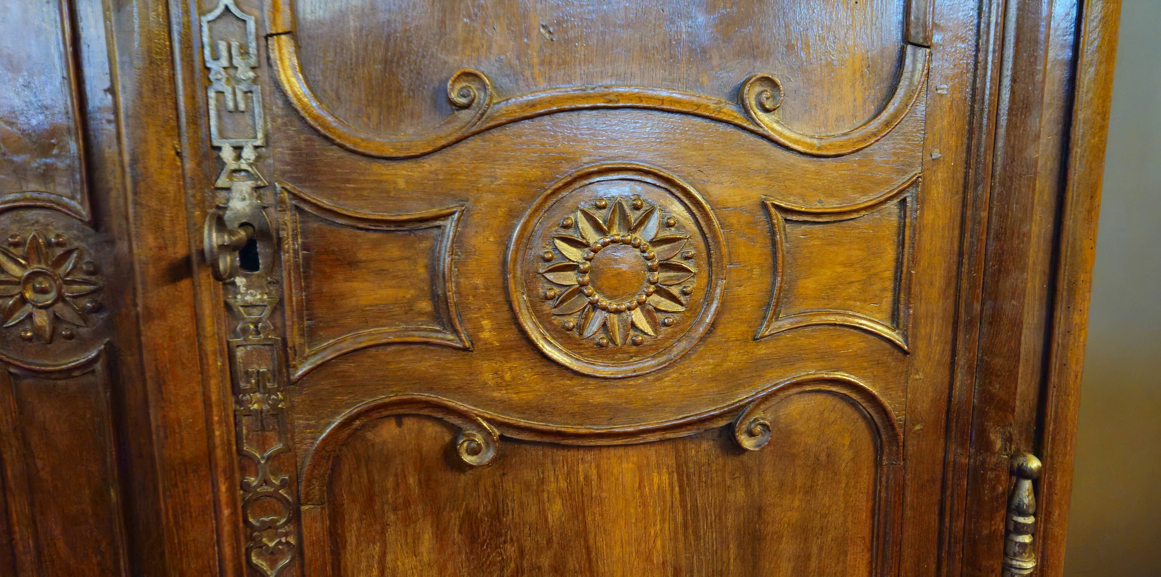 Importante armoire d’époque Louis XV, en noyer massif richement mouluré