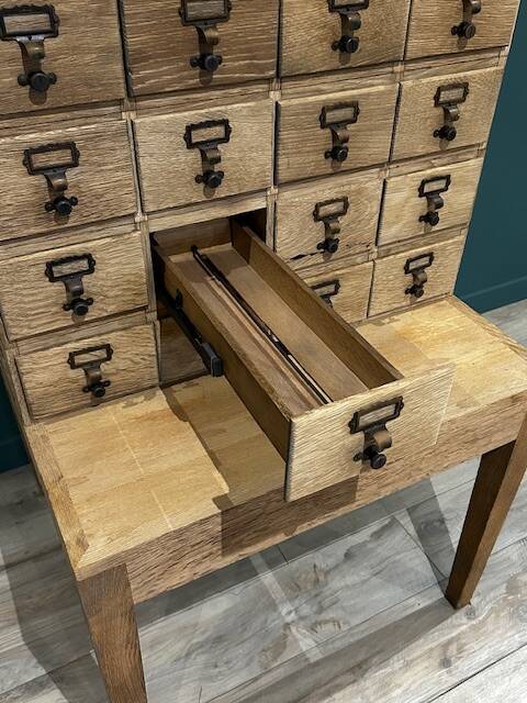 Shannon square table and 24-compartment business unit set