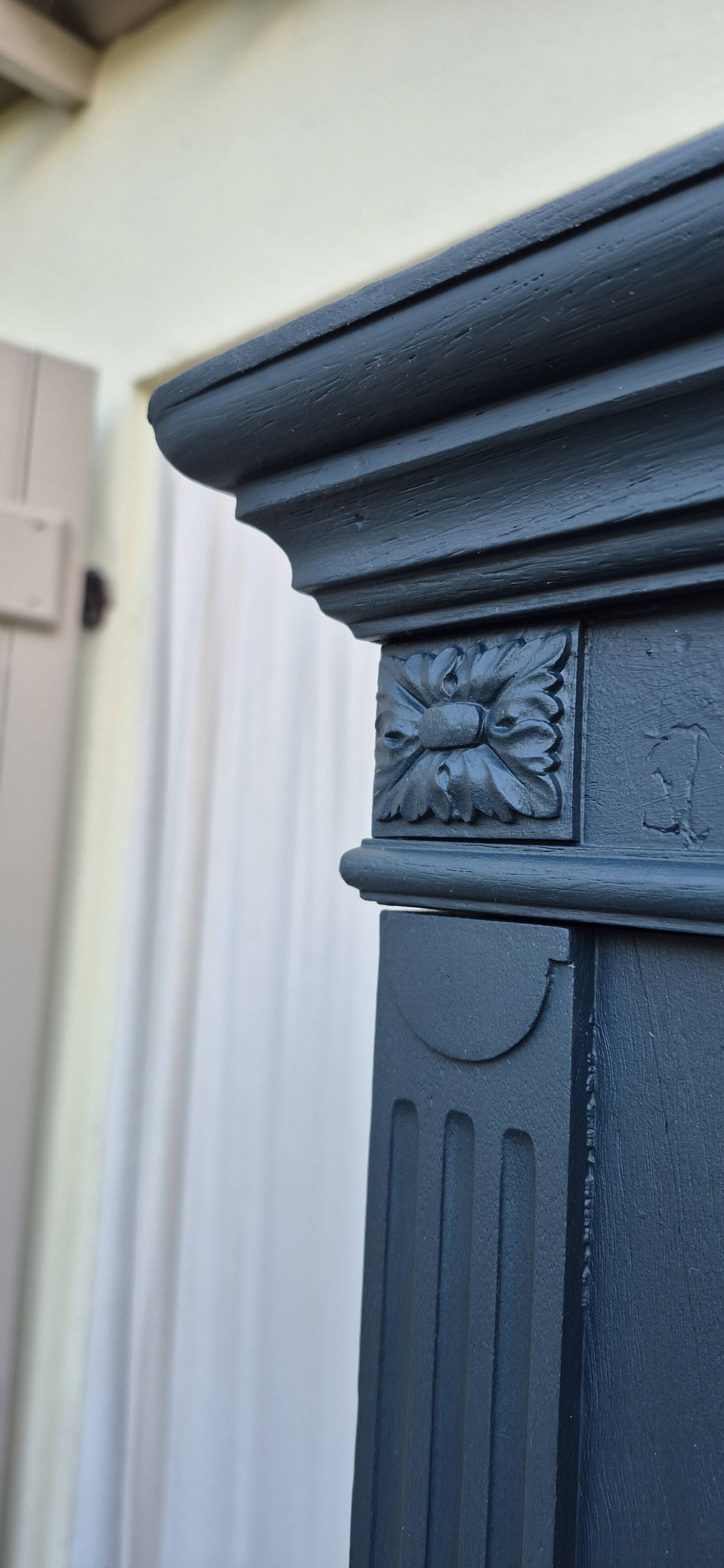 Glass-fronted dresser