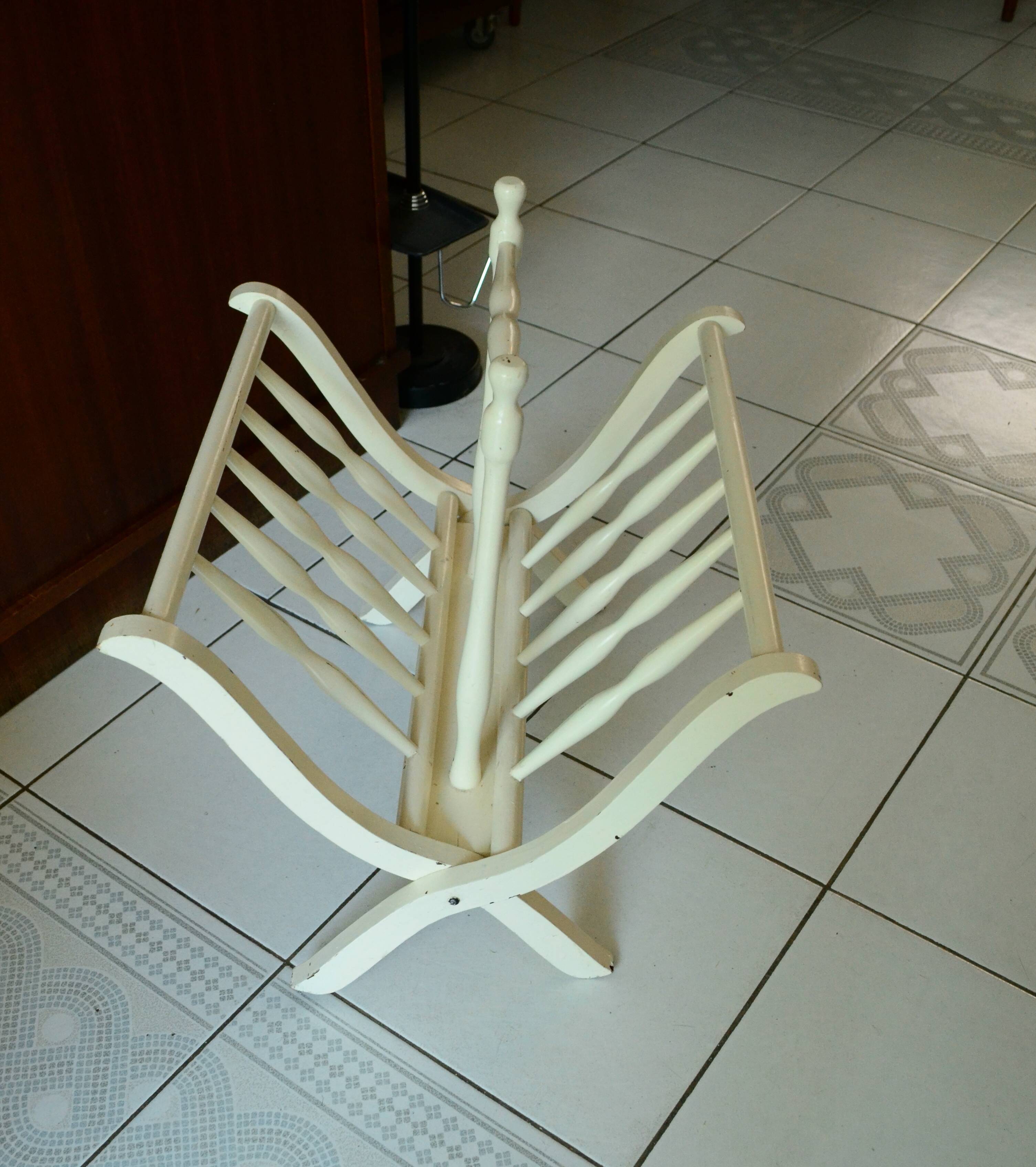 Folding magazine rack in vintage white wood