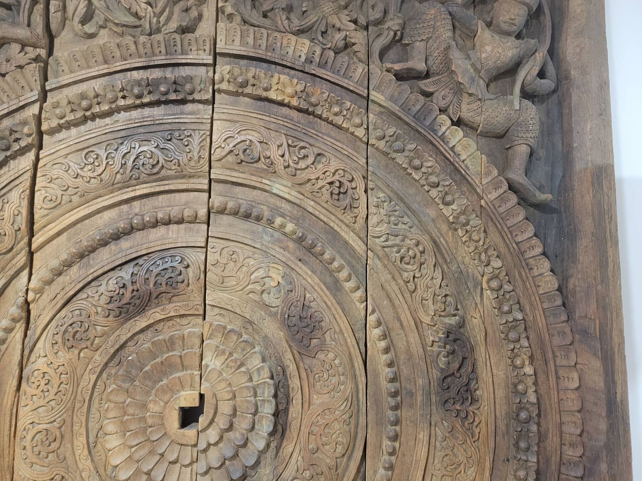 Plafond en bois sculpté