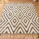 Tapis berbère en laine écrue à motifs noirs