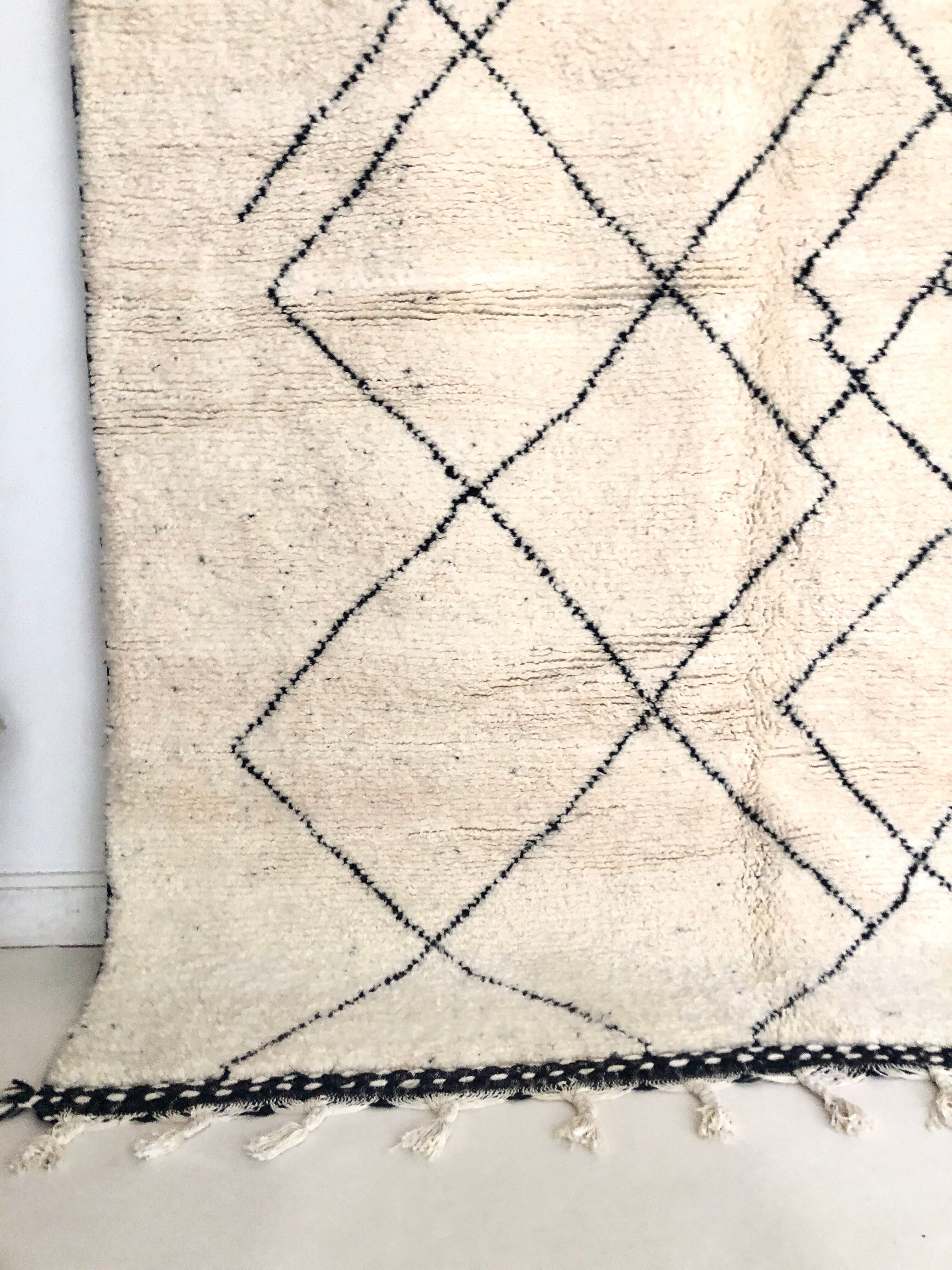 Moroccan Berber carpet with black lines 2,88x1.99m