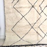 Moroccan Berber carpet with black lines 2,88x1.99m