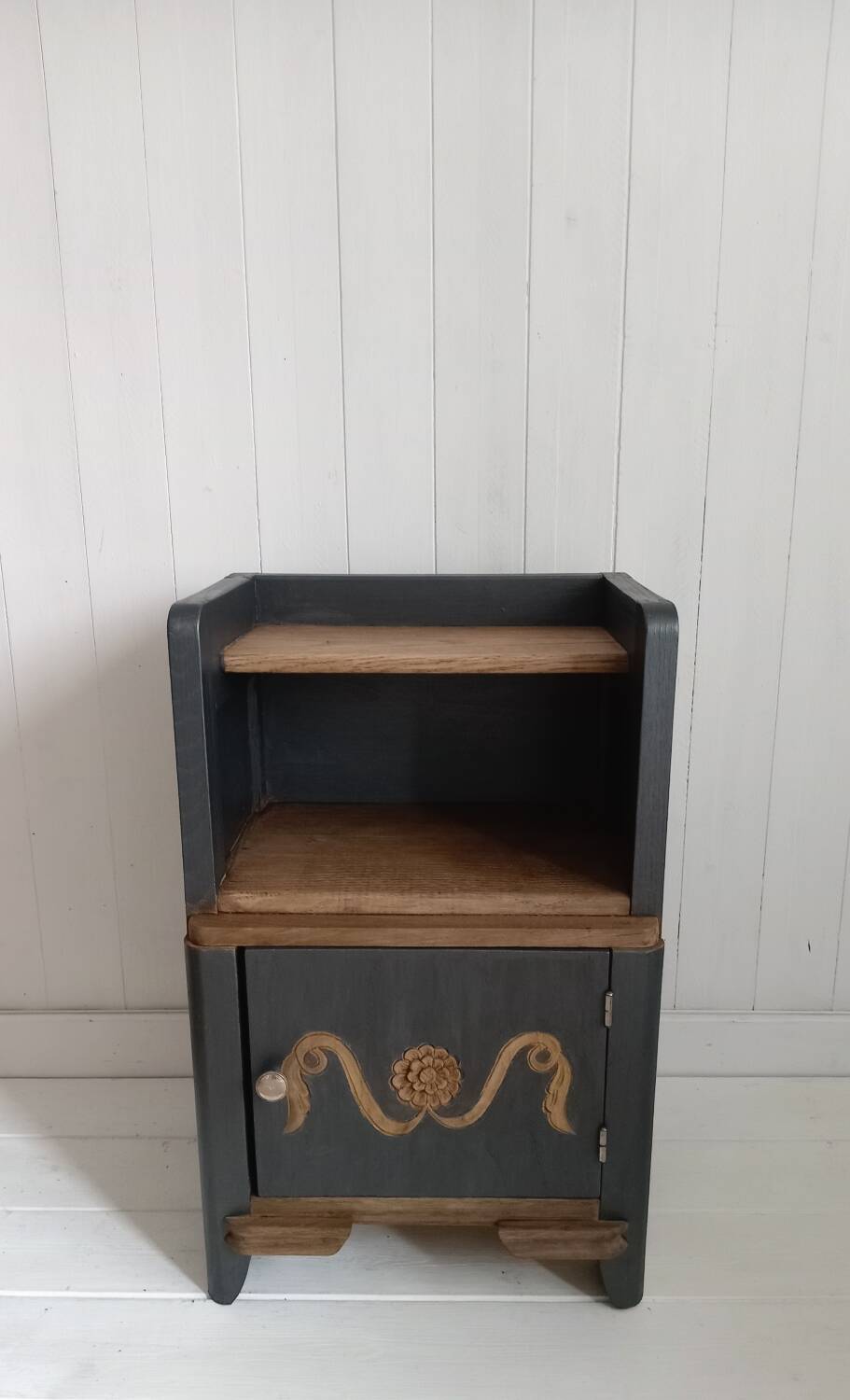 Bedside table / Side table