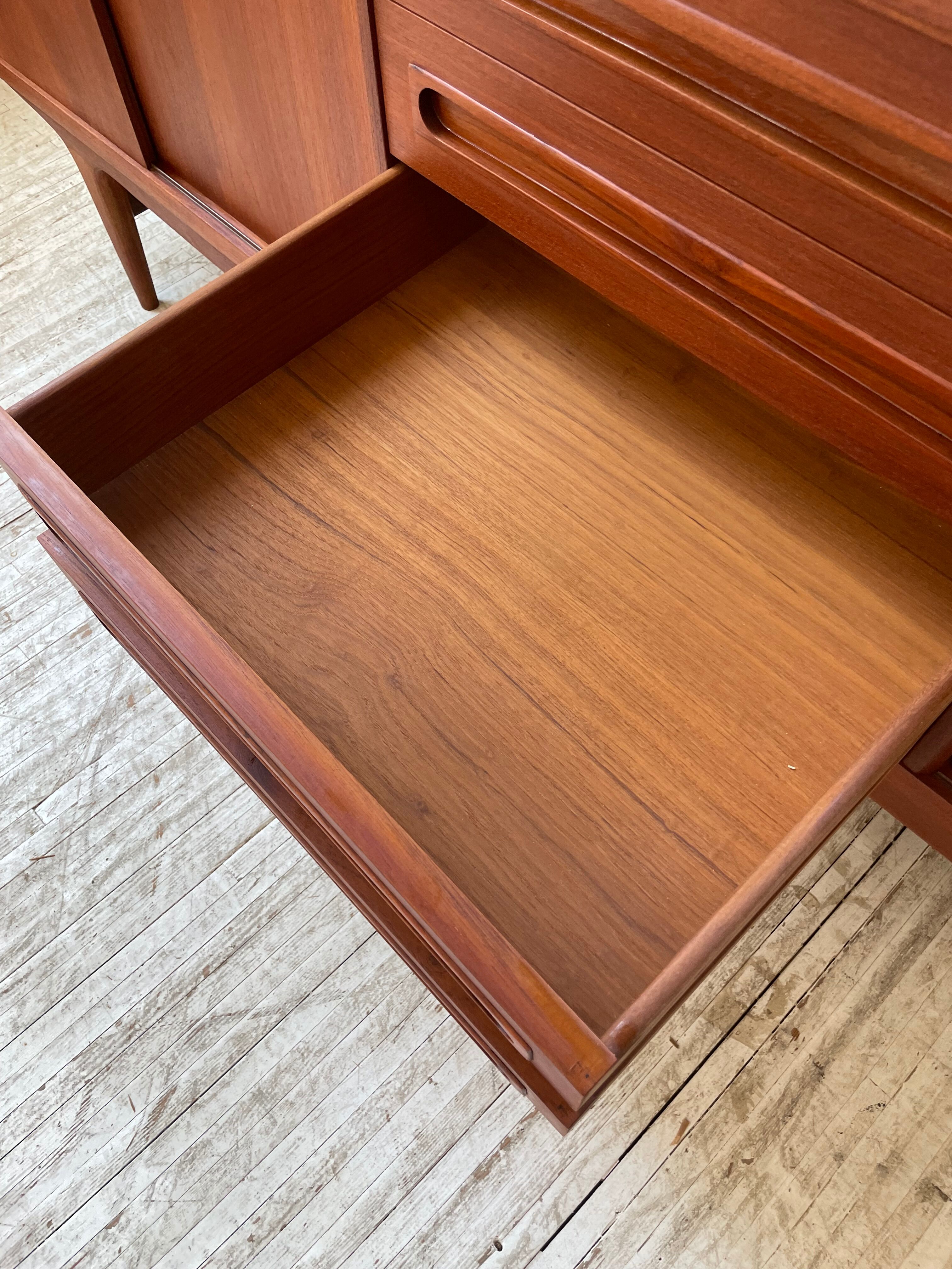 Teak row Johannes Andersen Samcom