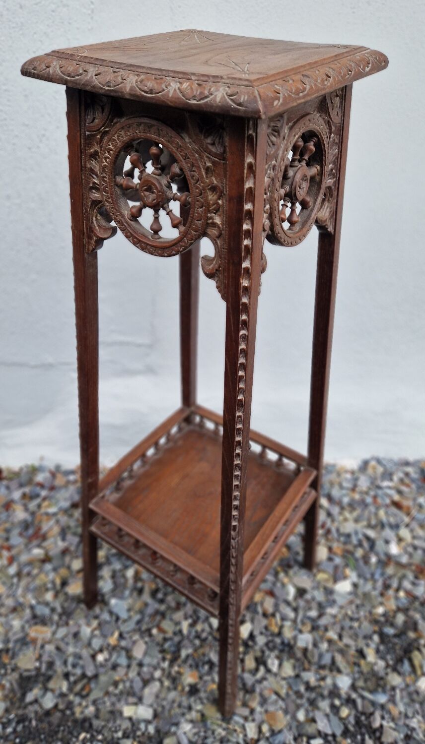 Breton saddle in solid wood with spindle decoration