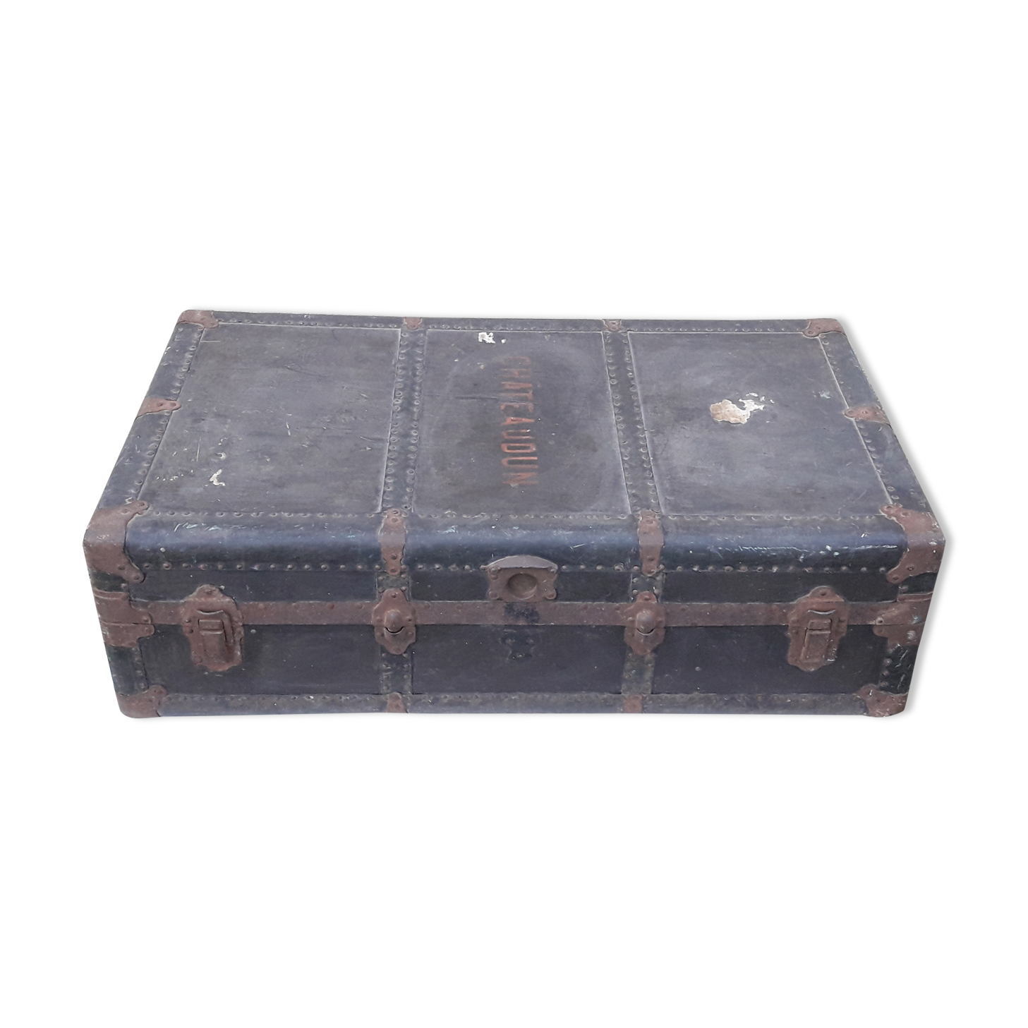 Wooden trunk with Chateaudun CL inscription