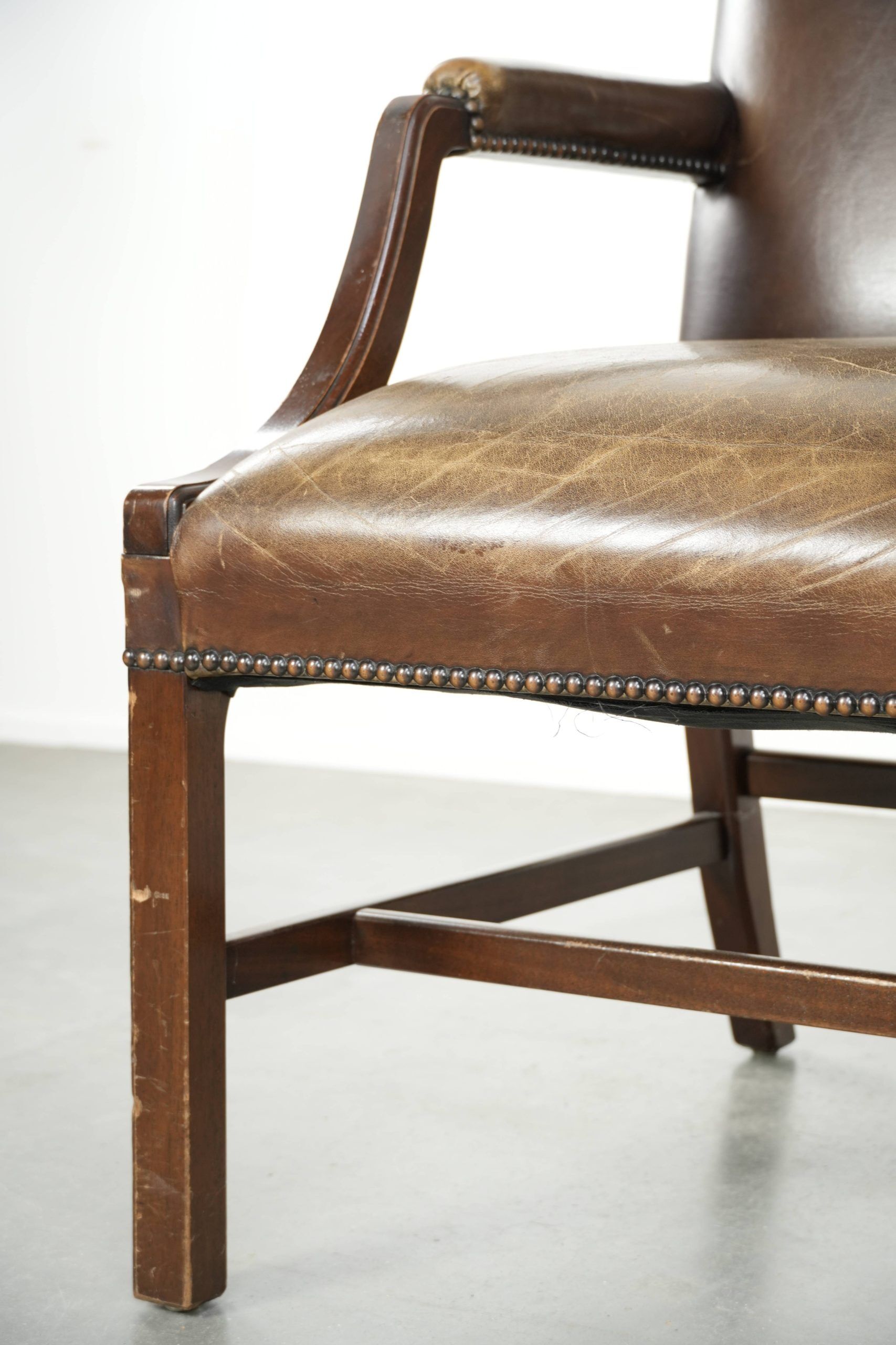 Chaise Gainsborough en cuir de vachette en bois avec une apparence époustouflante.