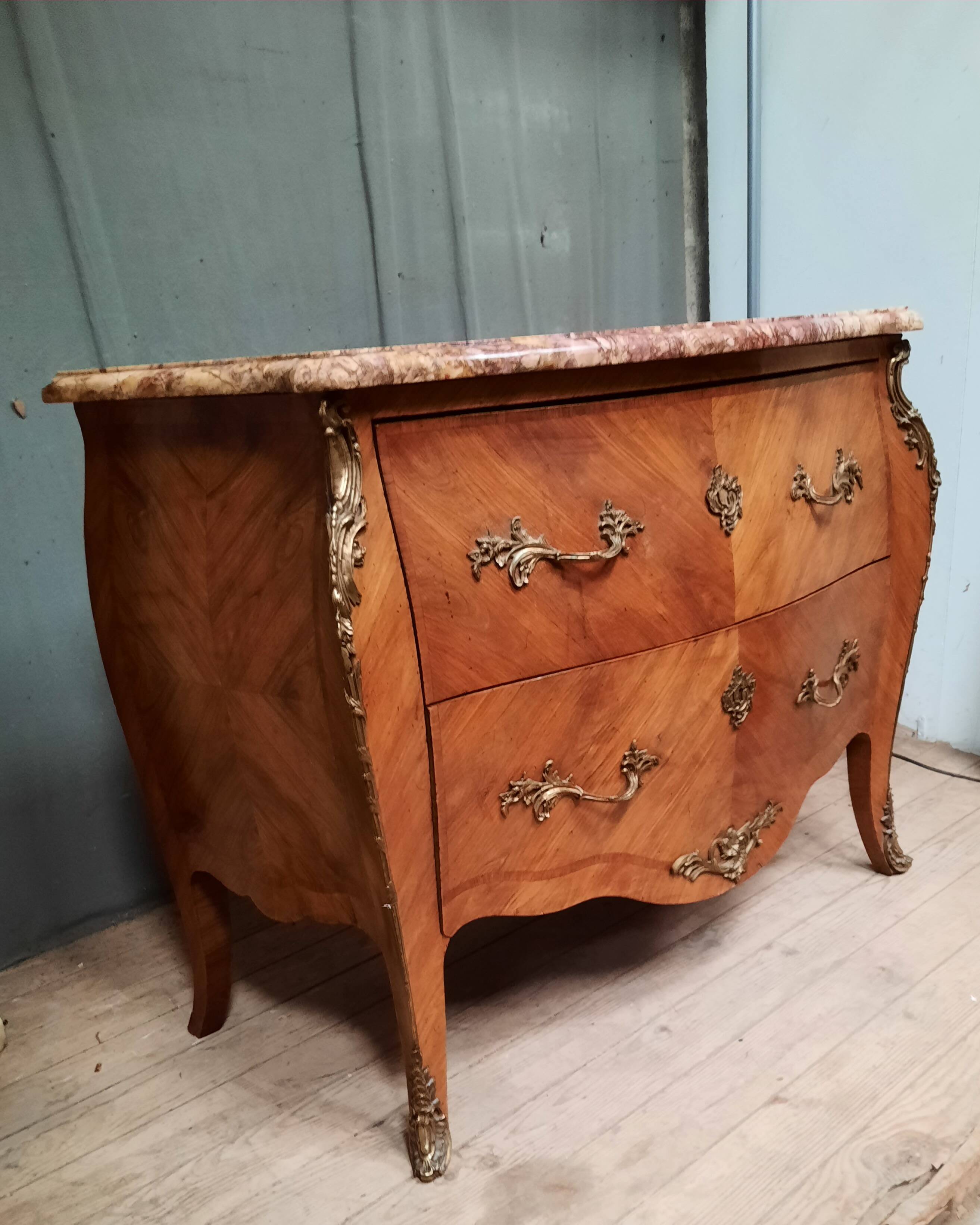 Louis XV style chest of drawers in veneer