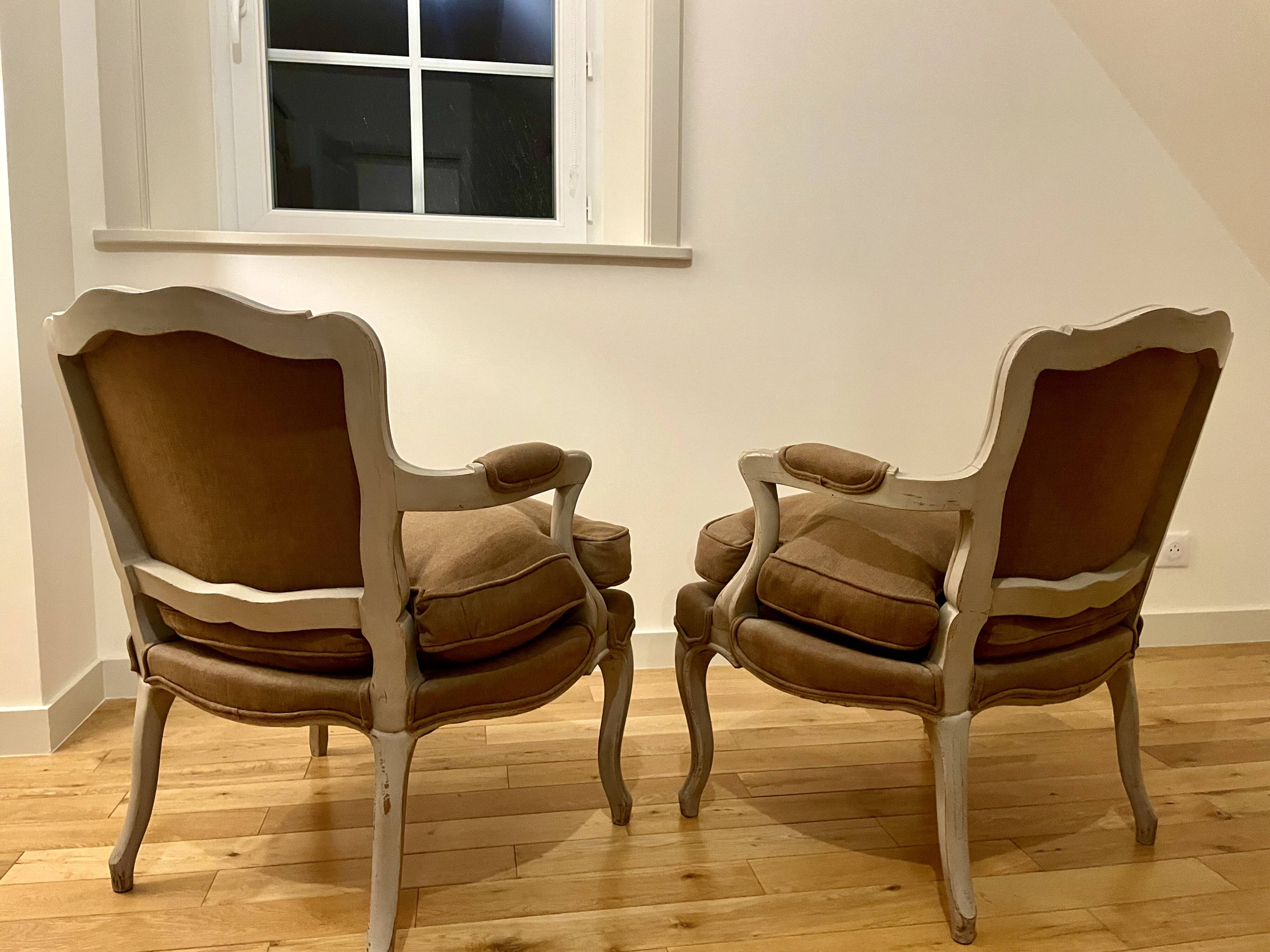 Paire de fauteuils de style Louis XV