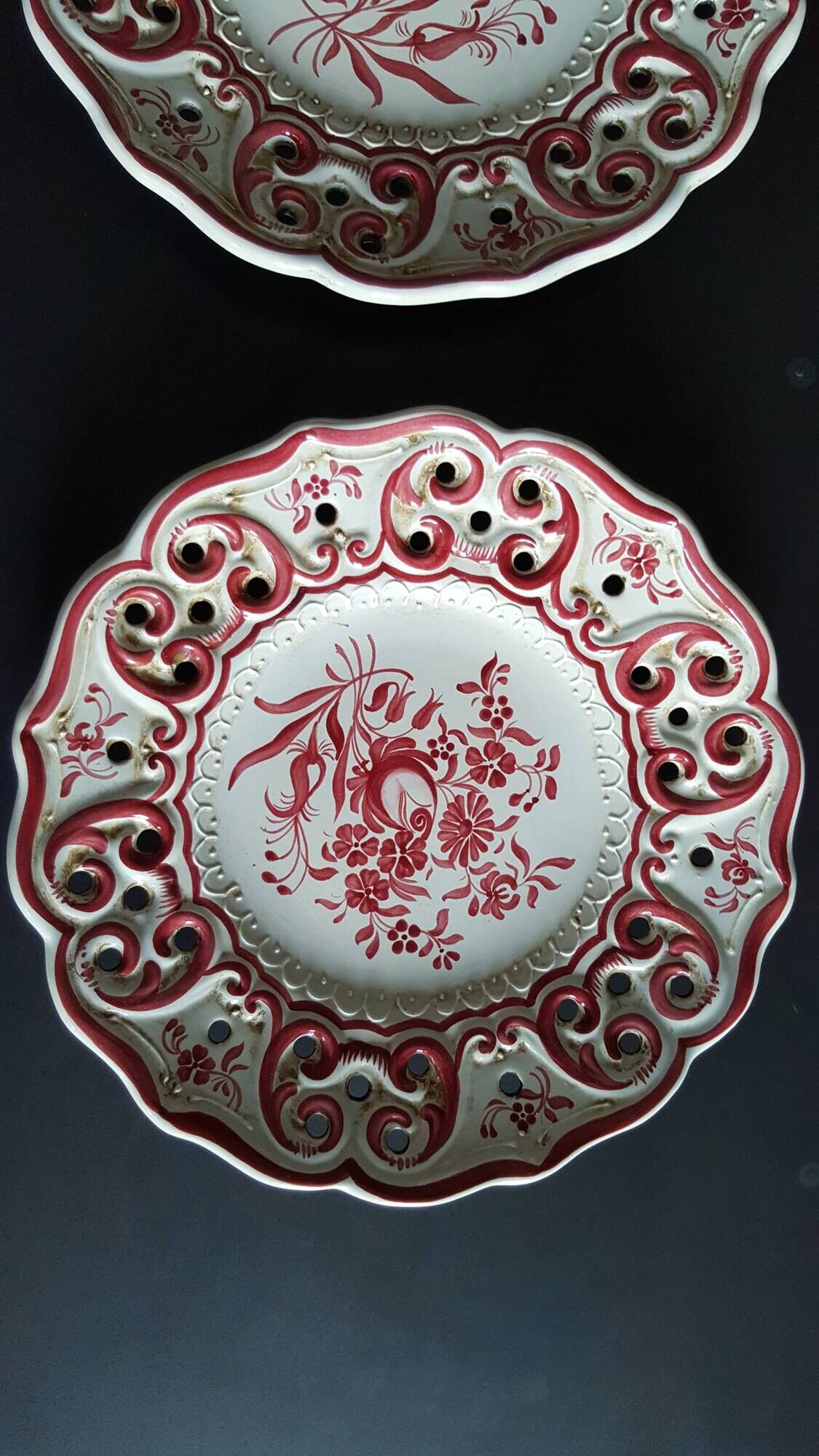 Old plates opened in handmade floral decoration