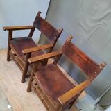 Paire de fauteuils style médiéval en cuir