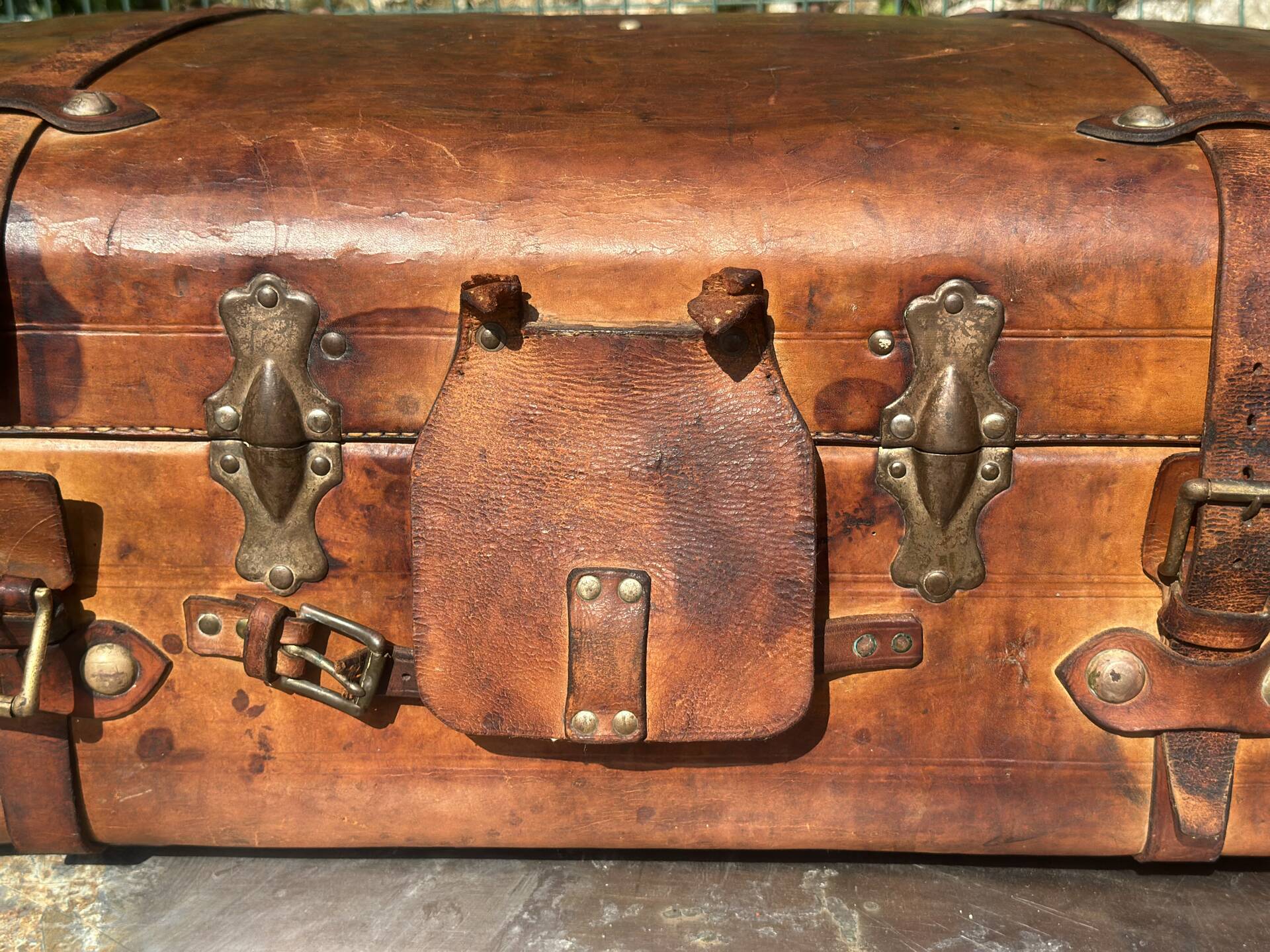 Large suitcase or trunk - leather suitcase, period 1910/1920.