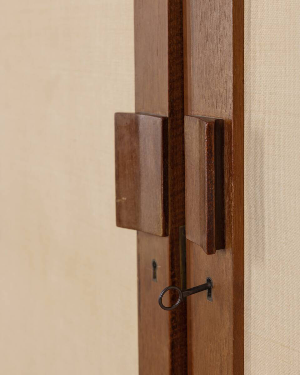 Meuble en bois à deux portes des années 1960, recouvert de tissu, de style italien.