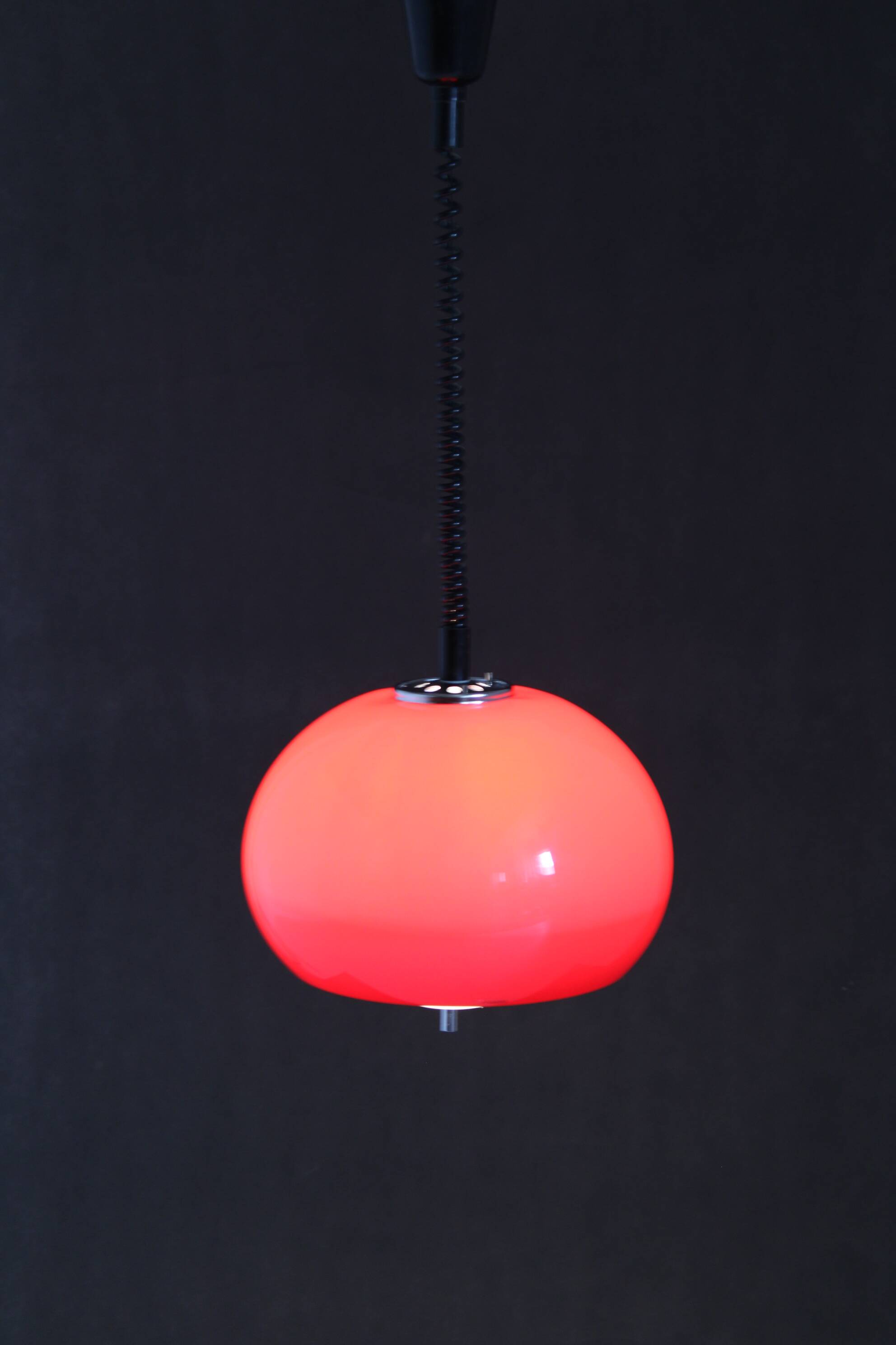 Suspension rouge Harvey Guzzini des années 1970 pour Meblo, Italie