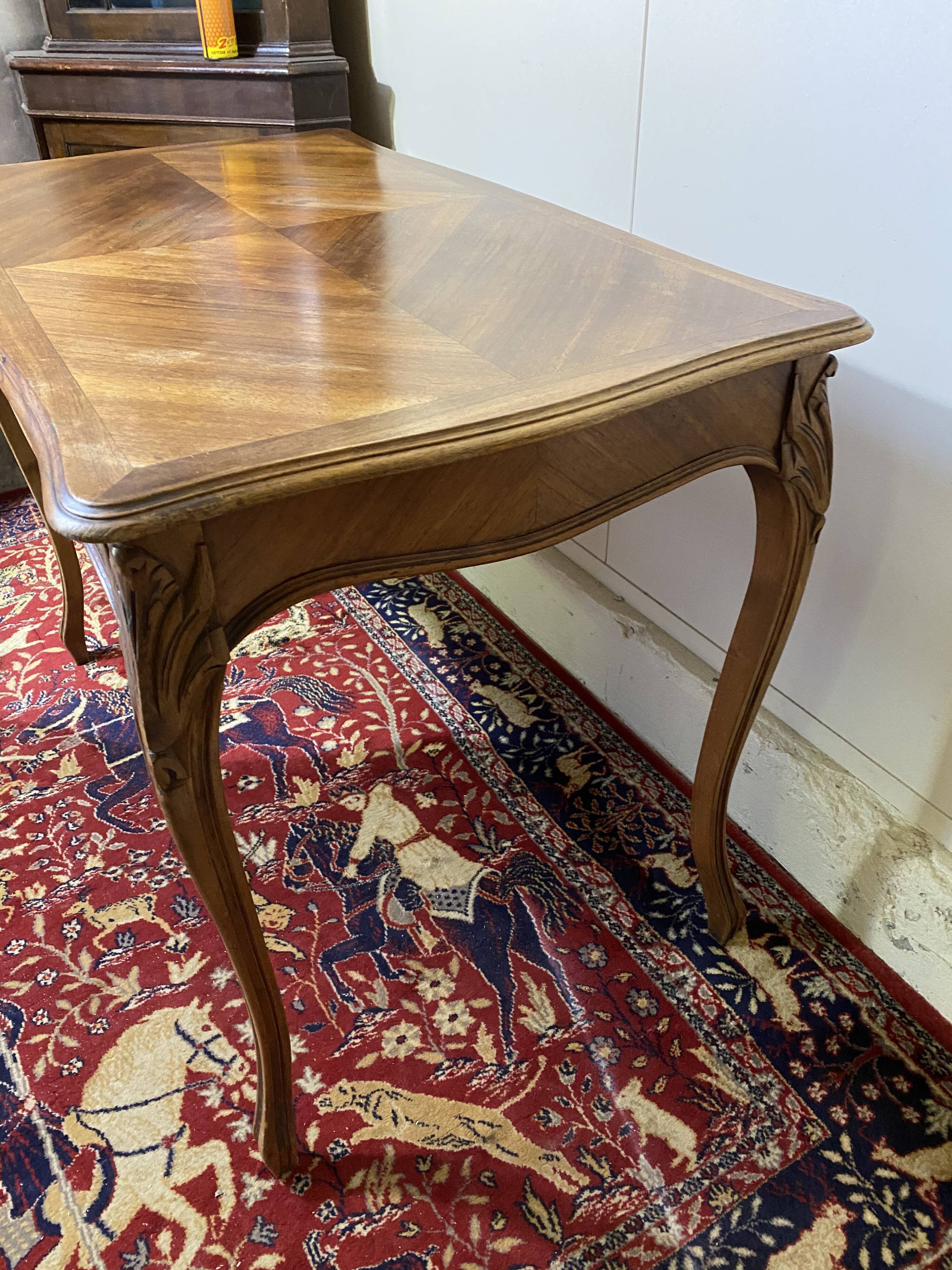 Dining table curved feet Louis XV style