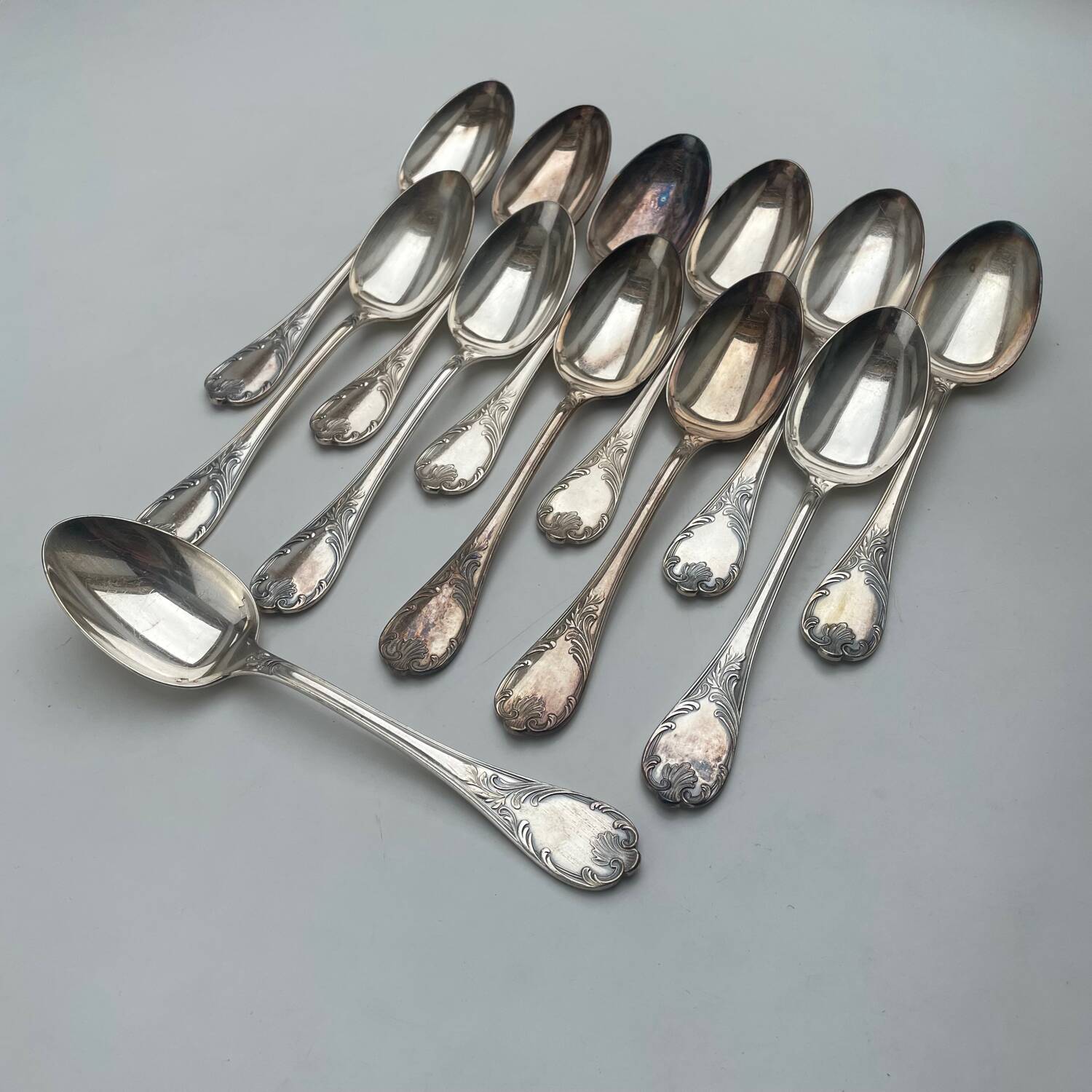 Suite de 12 petites cuillères en métal argenté signé CHRISTOFLE modèle
